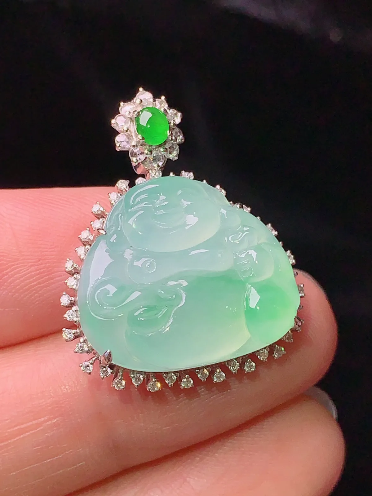 18k金钻镶嵌飘绿布袋佛公吊坠 玉质细腻 色泽清新艳丽 整体尺寸27.3*22.5*8.3