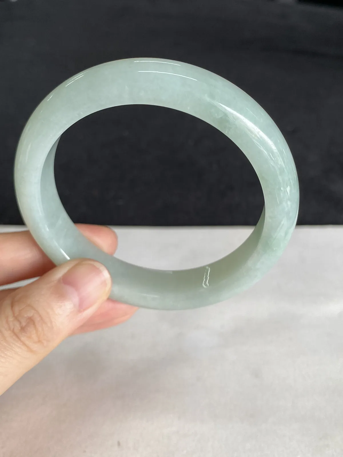 正圈54.9圈口，翡翠糯化种淡绿色手镯