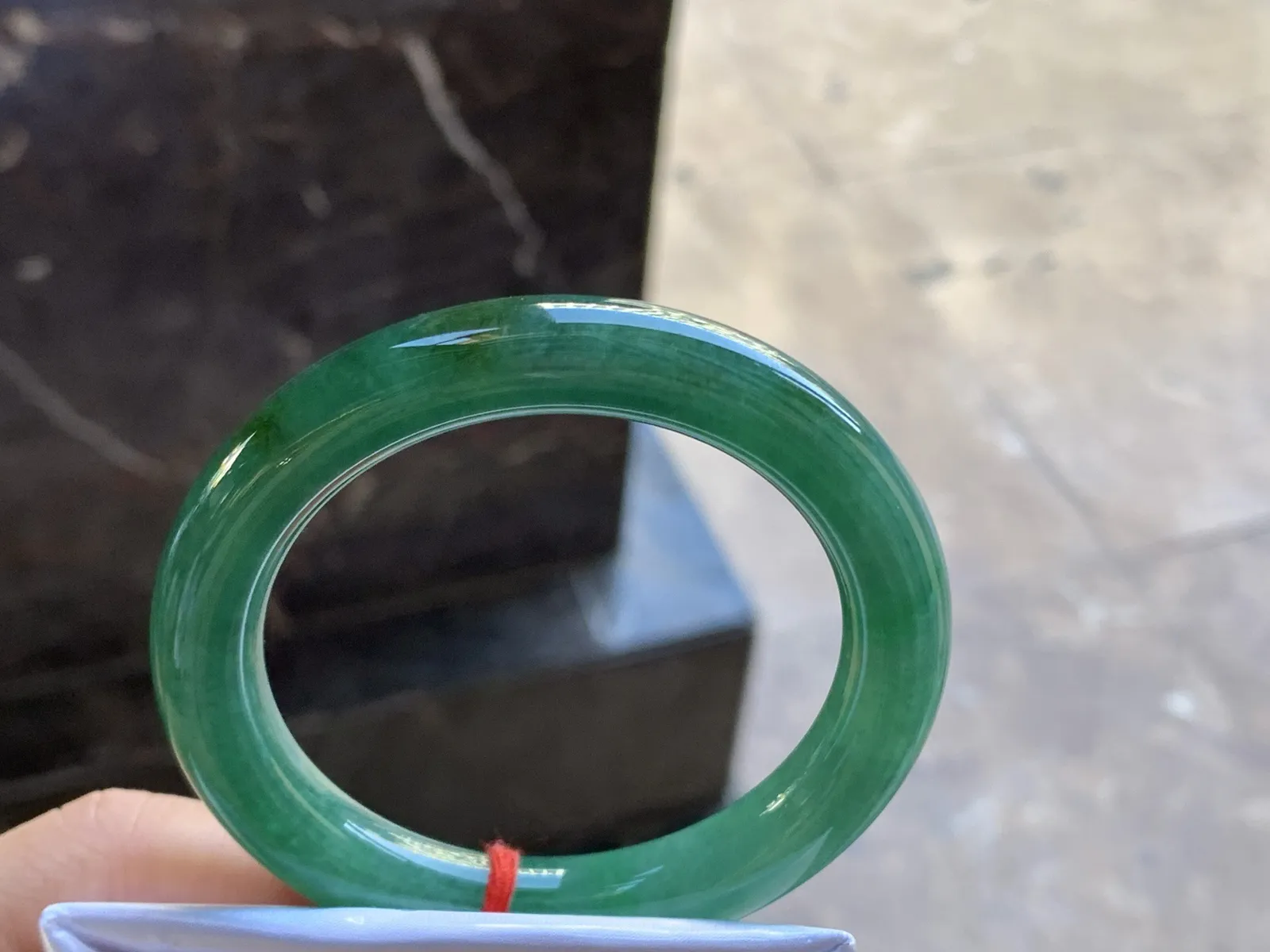 53-10

浓绿色圆条手镯^_^颜色鲜艳 玉质温润