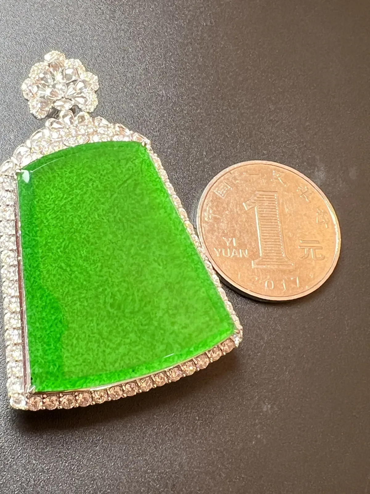 满绿大方牌配戴奢华霸气，色辣，整体尺寸52.2*35.8*13.5