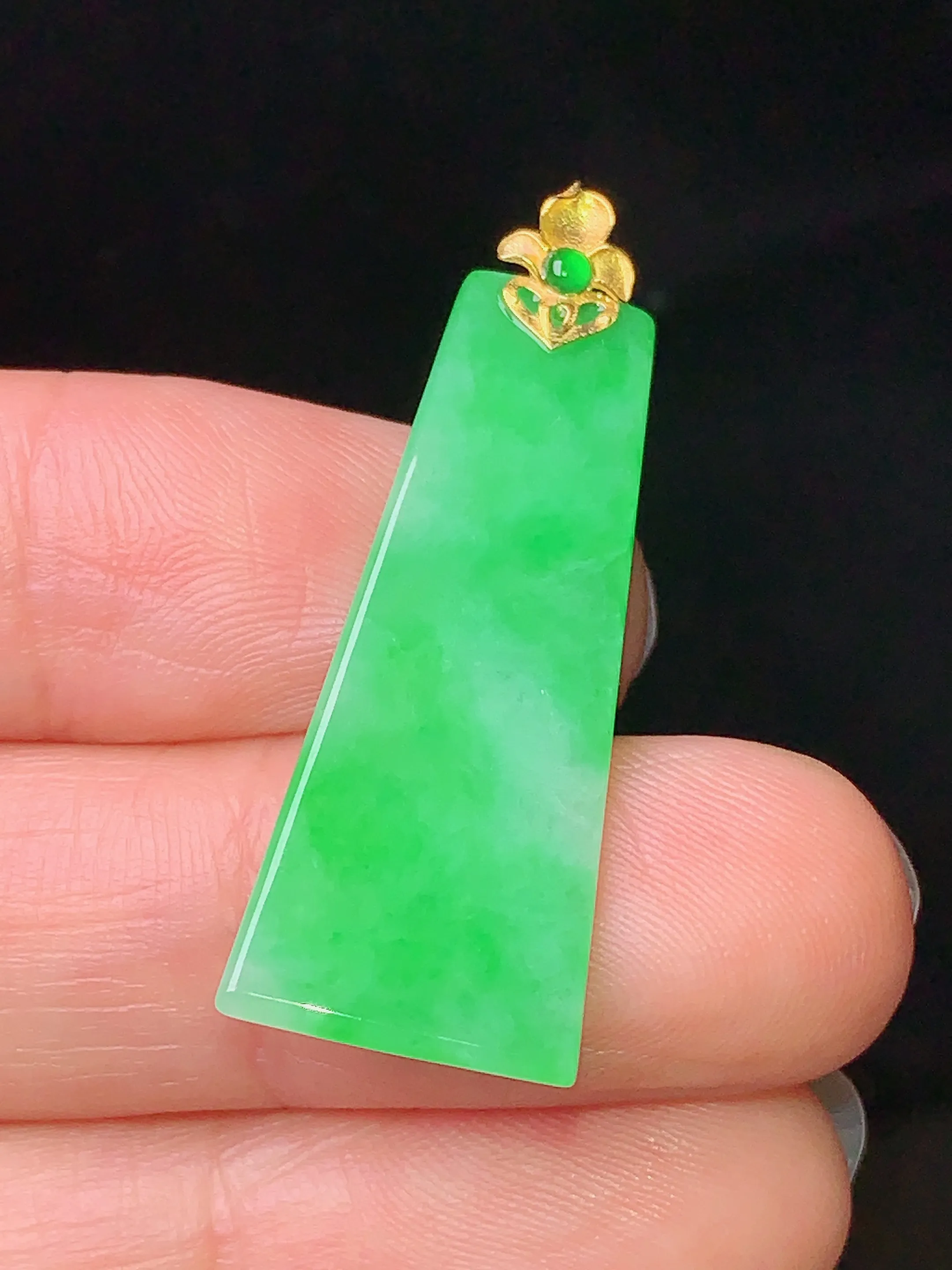 18k金镶嵌翠绿无事牌吊坠 玉质细腻 水润亮眼  整体尺寸35.5*12.5*2