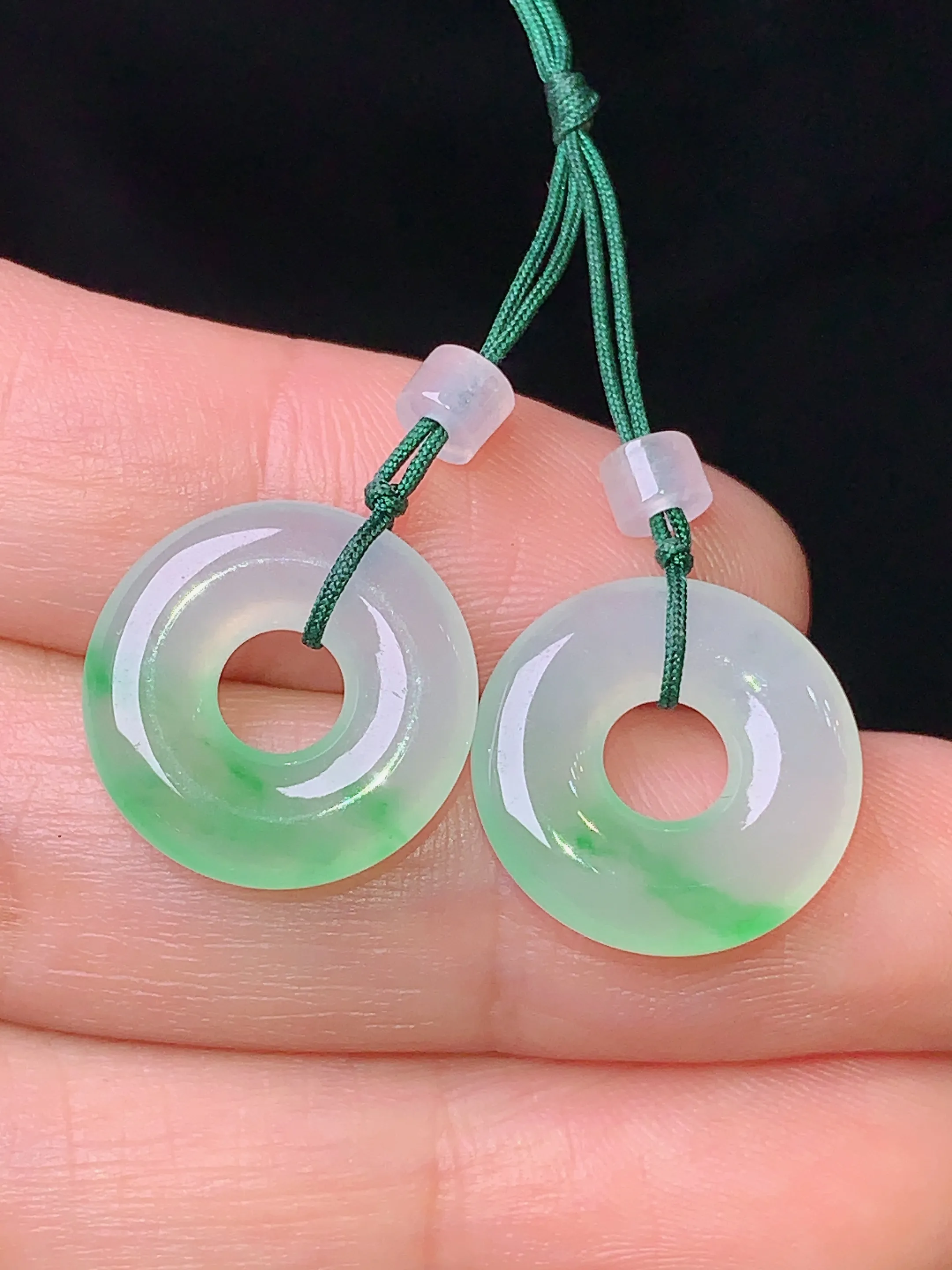 冰种飘绿平安环一对 玉质细腻 色泽艳丽 水润亮眼  整体尺寸14.8*3.3