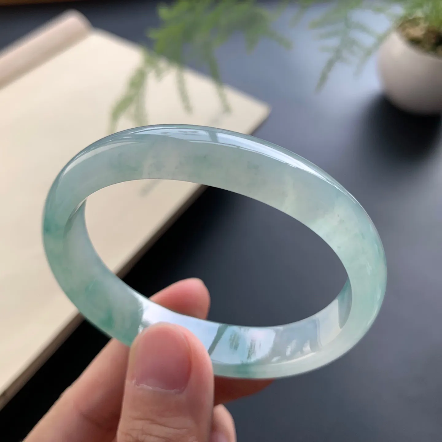 53.2圈口冰飘花贵妃手镯 尺寸：53.2-44-12.2-6，无纹裂，水润起胶，花色灵动