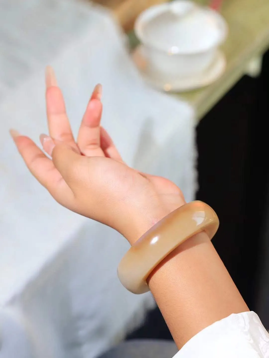 （一见倾心.手镯）

收藏级臻品️和田玉糖白玉手镯，玉质温润细腻 油性十足 手感舒适，高华雅逸，线