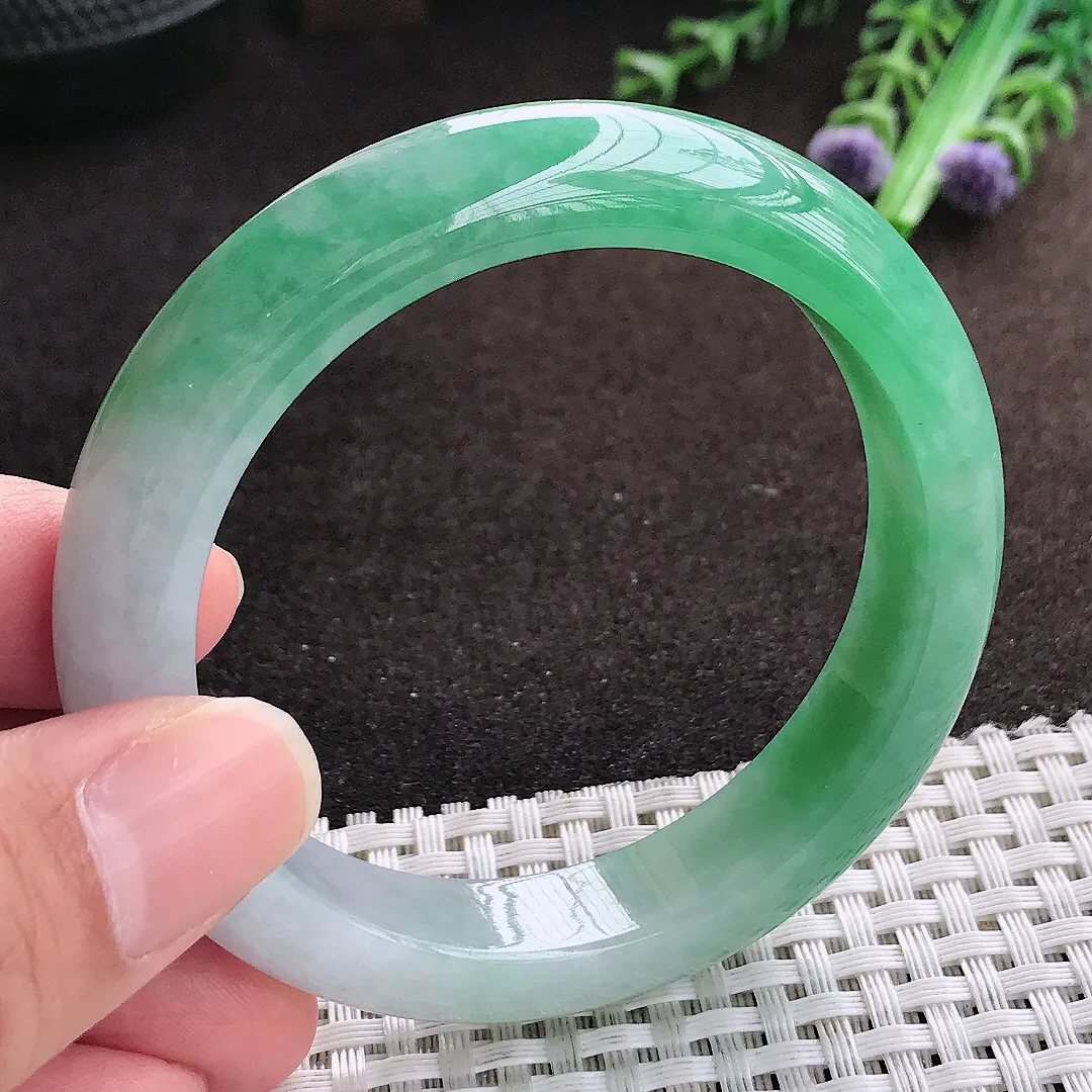 自然光54/12.4/8.7老坑精美冰润飘绿手镯宽边翡翠玉镯手环