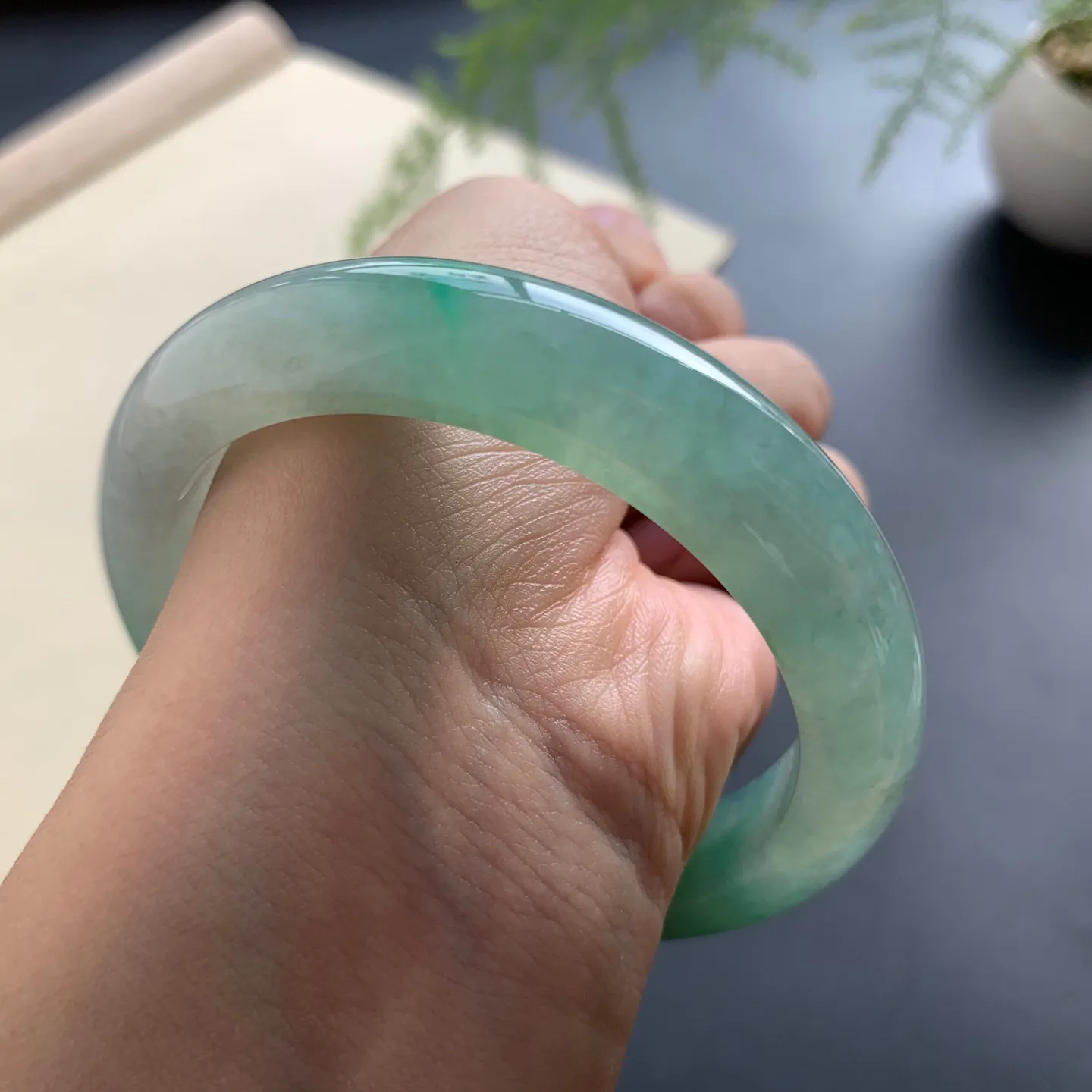 58圈口晴绿正圈手镯 尺寸：58-12.5-9，无纹裂，水润光滑，色泽亮丽