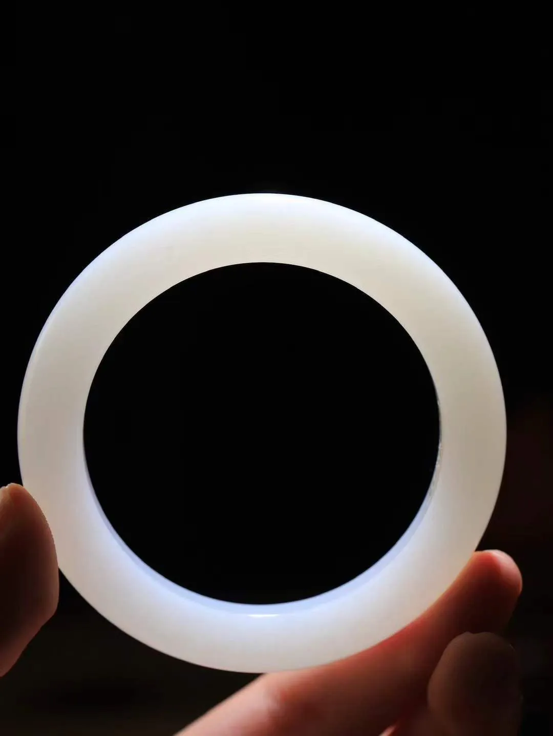 【婉约佳人.手镯】

收藏级️和田玉白玉手镯 玉质温润细腻 油性十足 手感舒适，高华雅逸，线条流畅，简约大气，美自天成，素雅高贵。佩戴于腕间，婉约之美，举手投足间透出那份低调奢华。重64.7克 内径57.5mm  尺寸11.6-10.5mm   FDA-691082831