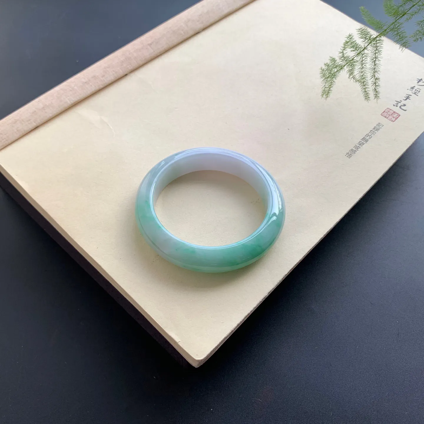 55.5圈口飘绿正圈手镯 尺寸：55.5-13-9.3，无纹裂，细腻光滑，色辣靓丽