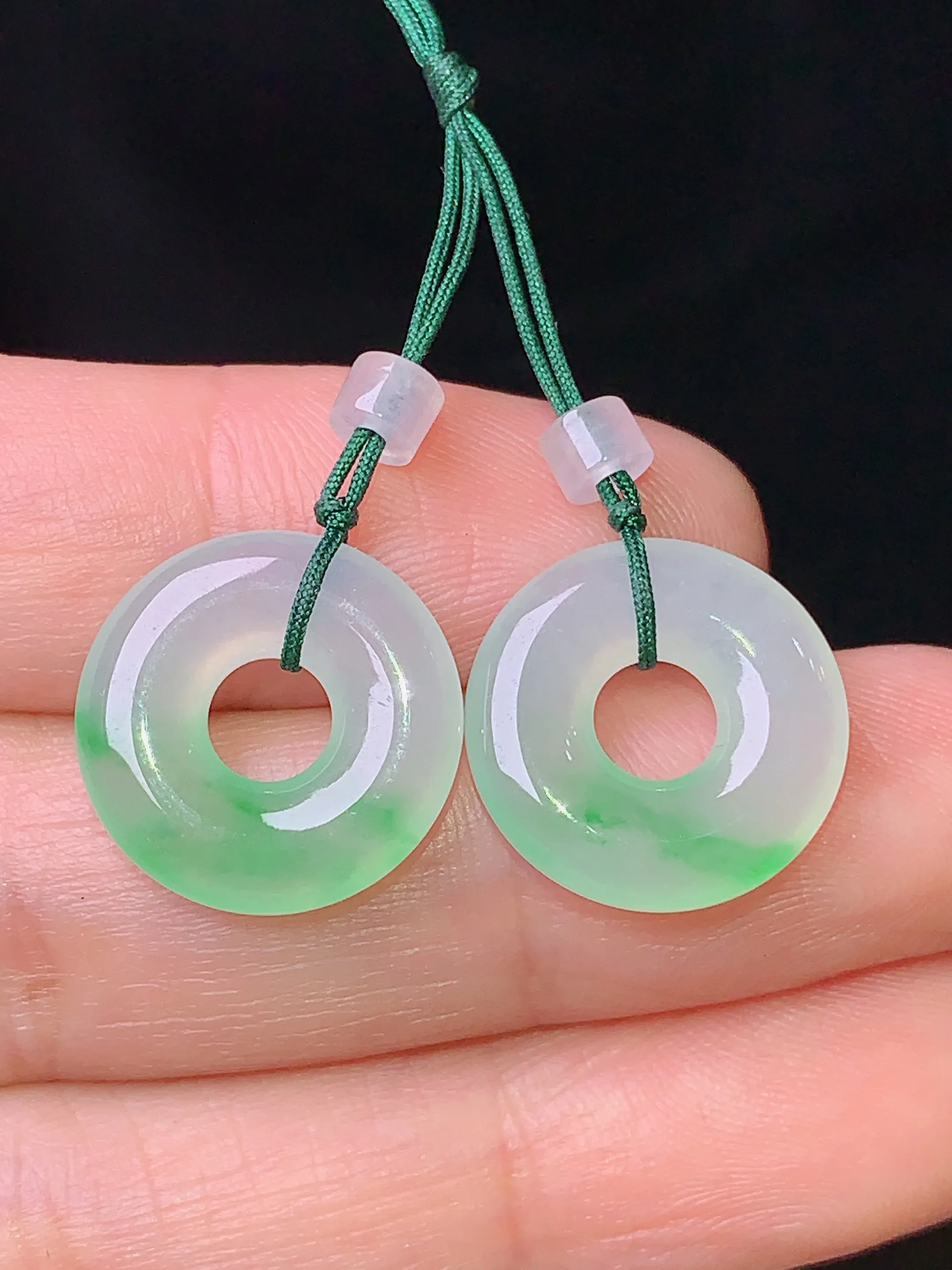 冰种飘绿平安环一对 玉质细腻 色泽艳丽 水润亮眼  整体尺寸14.8*3.3