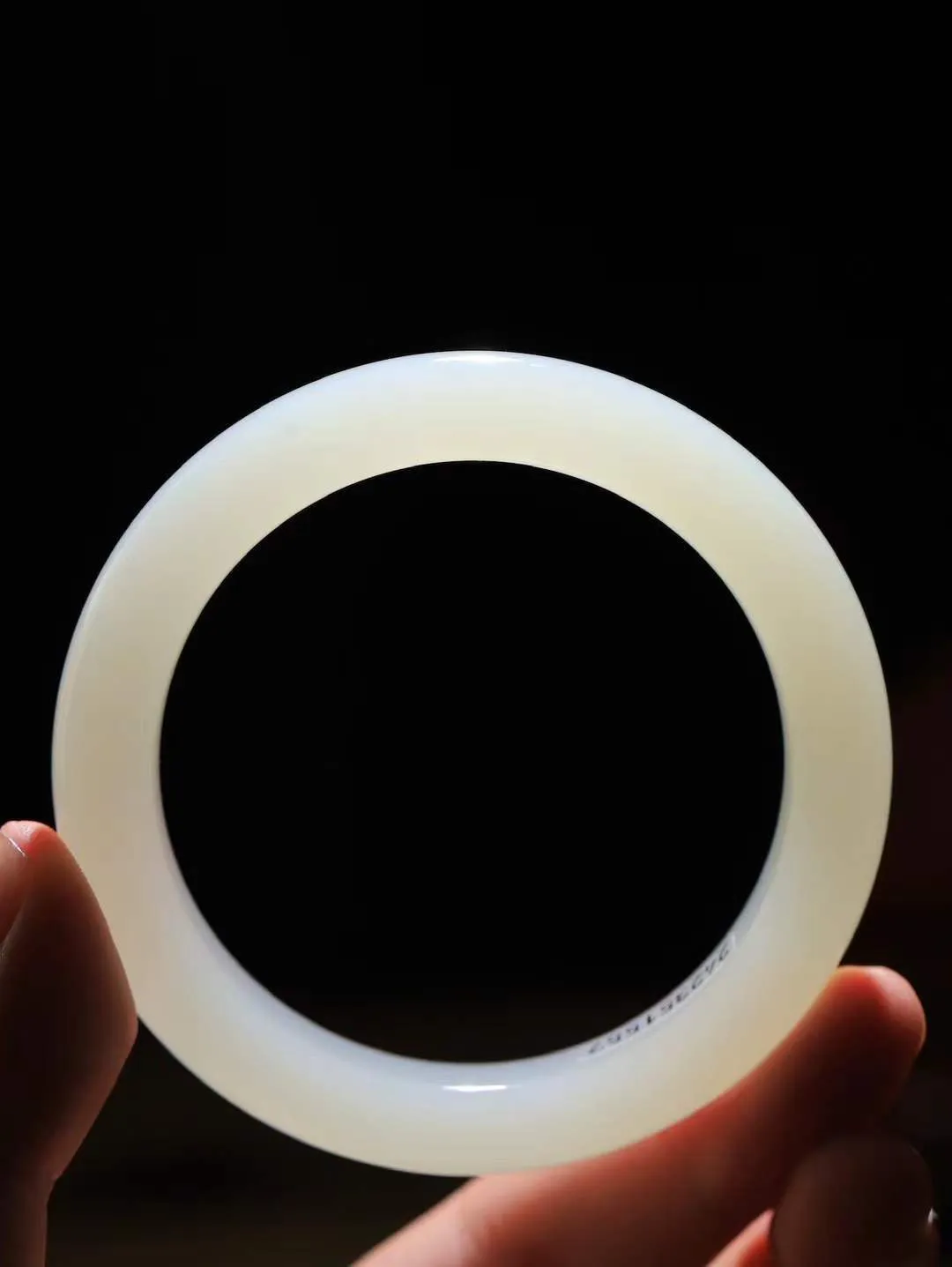 【花样年华·手镯】

精品和田玉白玉手镯，质地油润细腻，色泽高贵典雅，镯型古朴典雅。在诗情画意的雨巷相遇，你是我腕间的一抹风情，有你眸有深情，清风荡漾湖间静水，我愿俯身低眉，在烟波涟漪处，寻你深情倩影。
重52.8克  尺寸55.5-11-9.5mm   751062854A