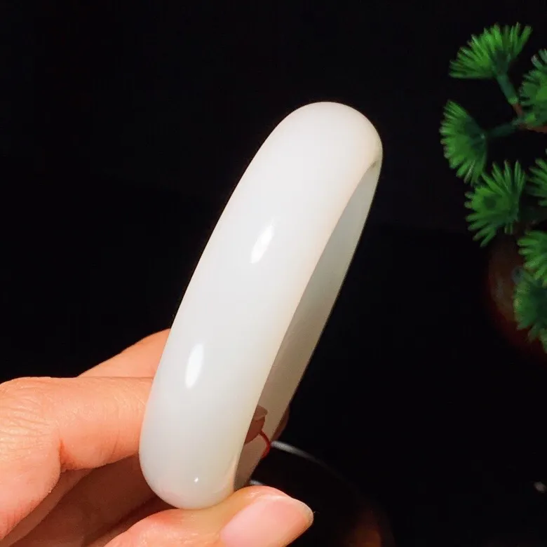 54.5圈口 新疆和田玉白玉羊脂白手镯   羊脂白玉宽版手镯。圈口54.5条宽16厚10重82.2克，白度一级。无裂无杂无结构 玉质细腻油润 底色纯净 脂粉好。结构好。品质好！lt251027