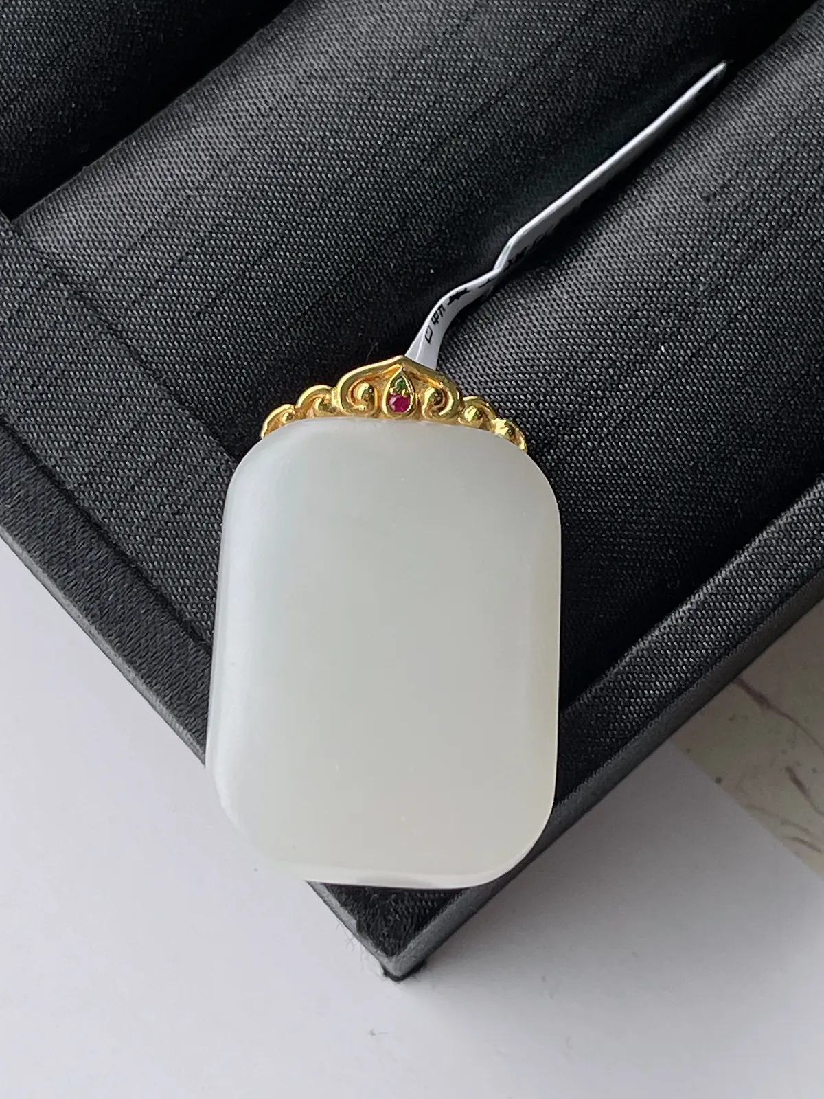 18K金豪镶和田玉藕粉方款无事牌吊坠