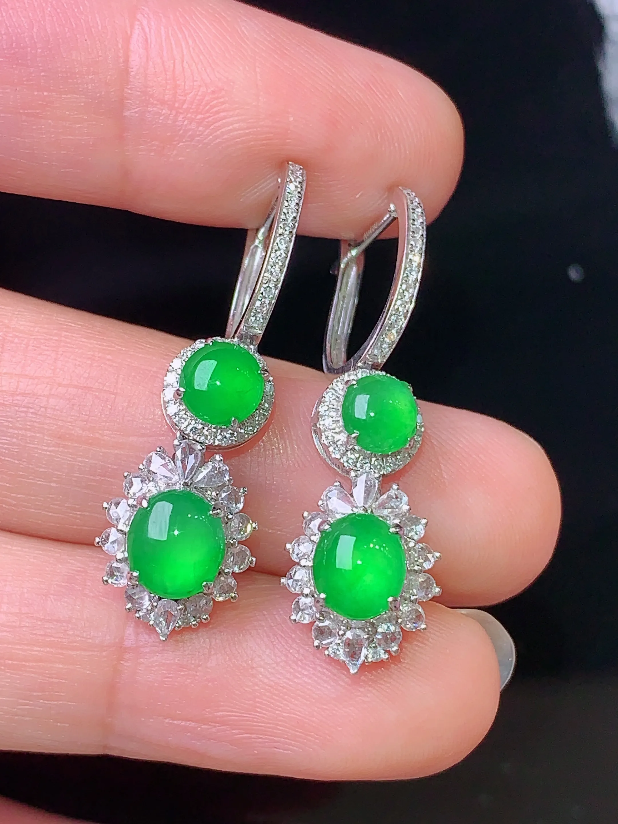 18k金钻镶嵌满绿蛋面耳坠 玉质细腻 色泽艳丽 水润亮眼  整体尺寸33*9.8*7.6