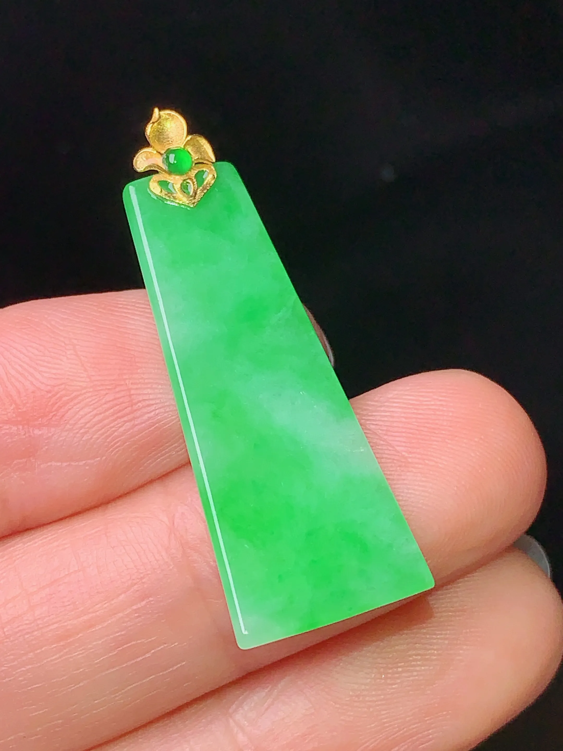 18k金镶嵌翠绿无事牌吊坠 玉质细腻 水润亮眼  整体尺寸35.5*12.5*2