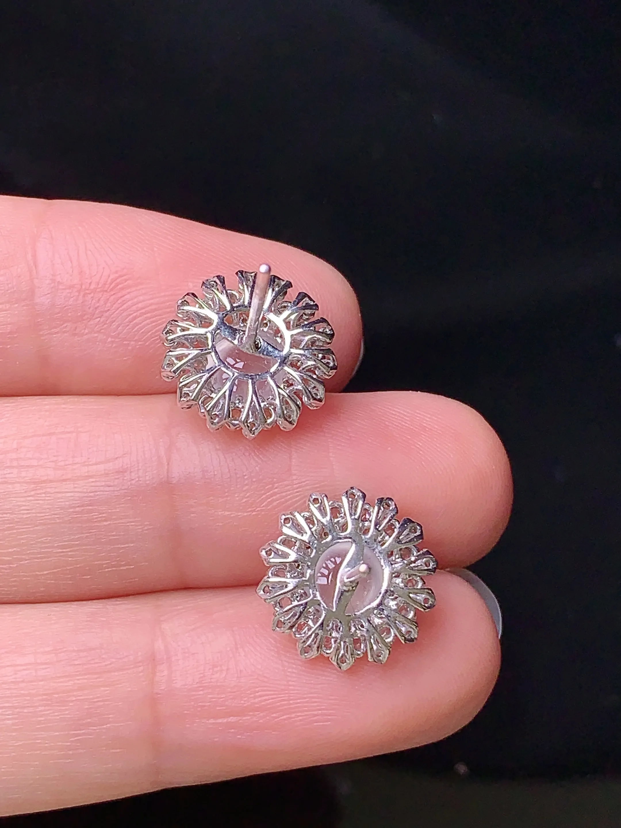 18k金钻镶嵌冰种蛋面耳钉 玉质细腻 水润亮眼  整体尺寸12*7.5