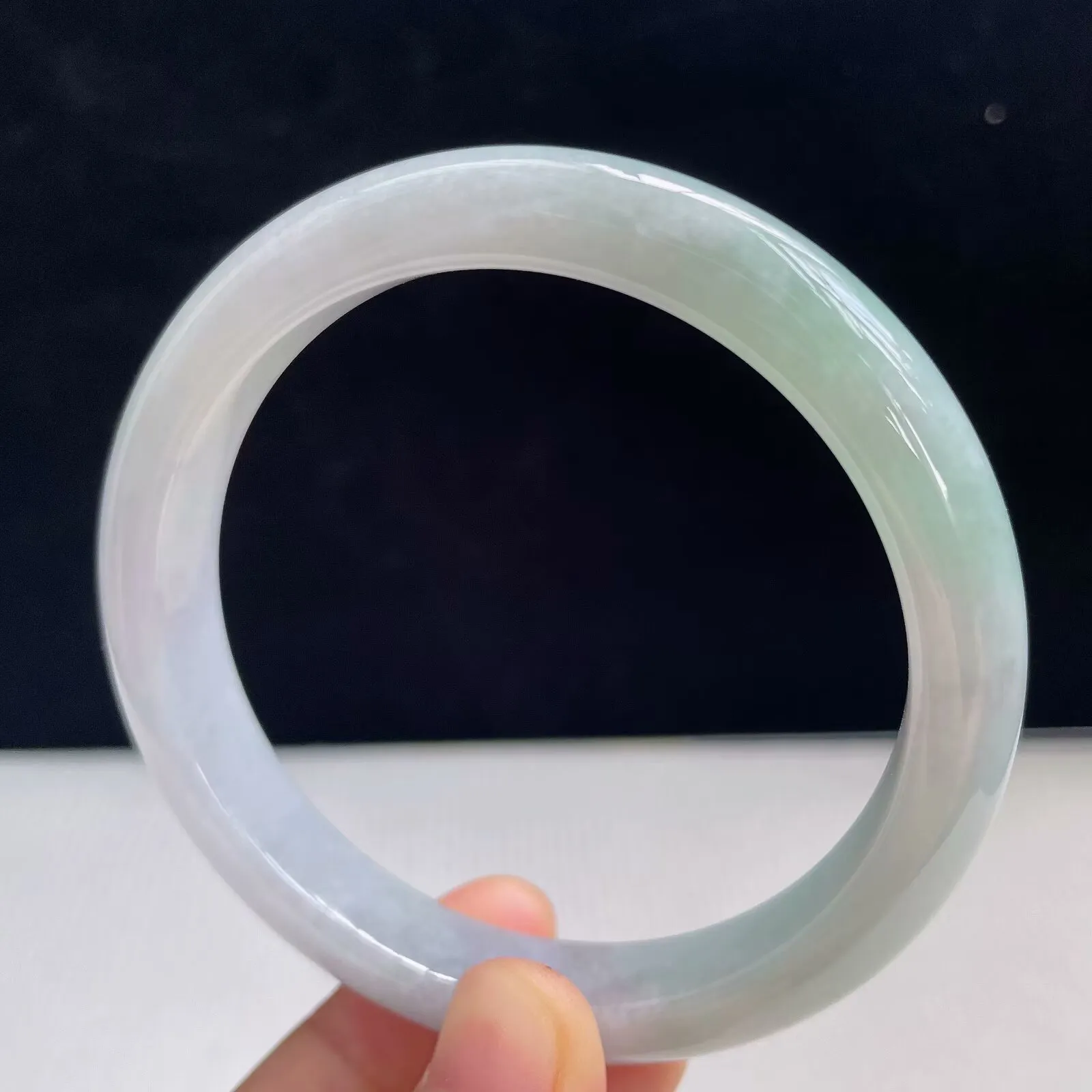 自然光拍摄天然翡翠A货飘绿好种水58mm正圈手镯 45.16克