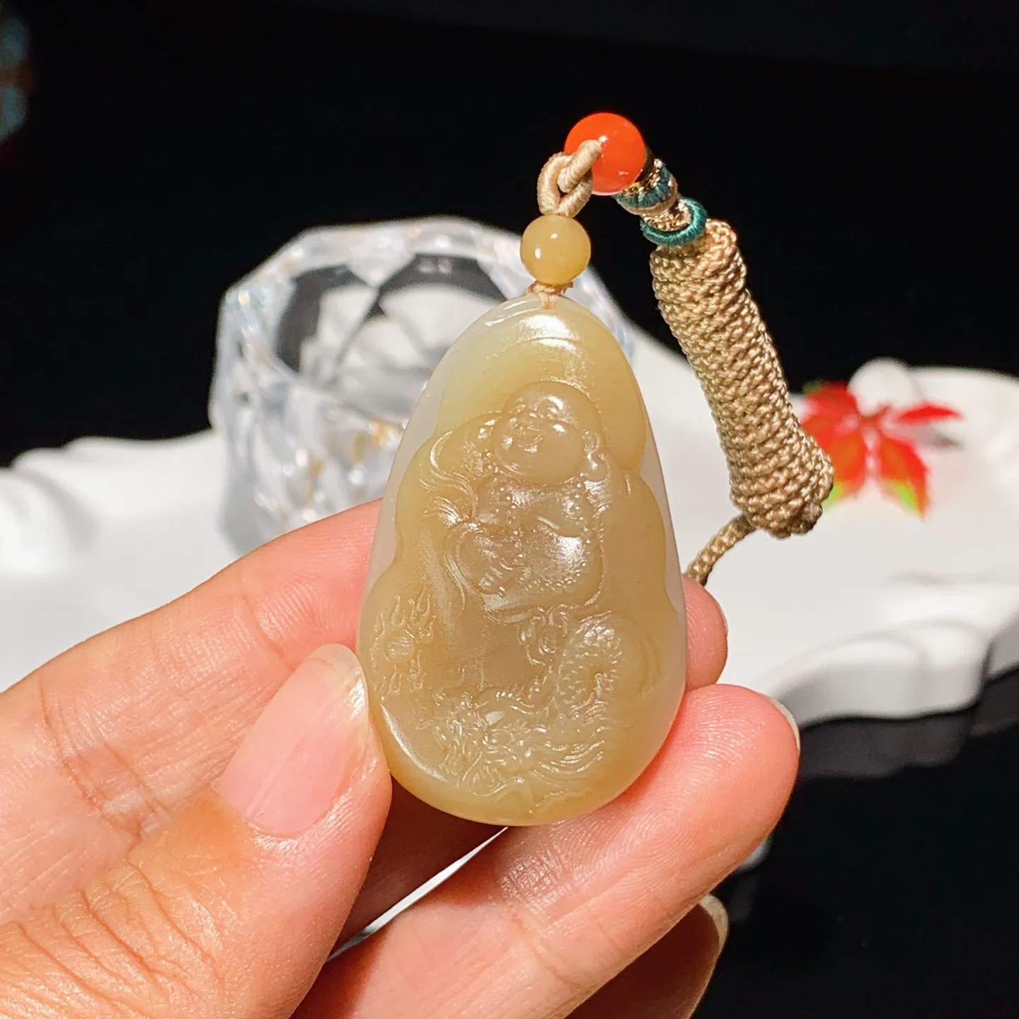 新疆和田玉且末糖佛引福来挂件。尺寸42/27/12重22.8克 无裂无杂 玉质细腻油润 底色纯净 脂粉好，品质好。lt251027