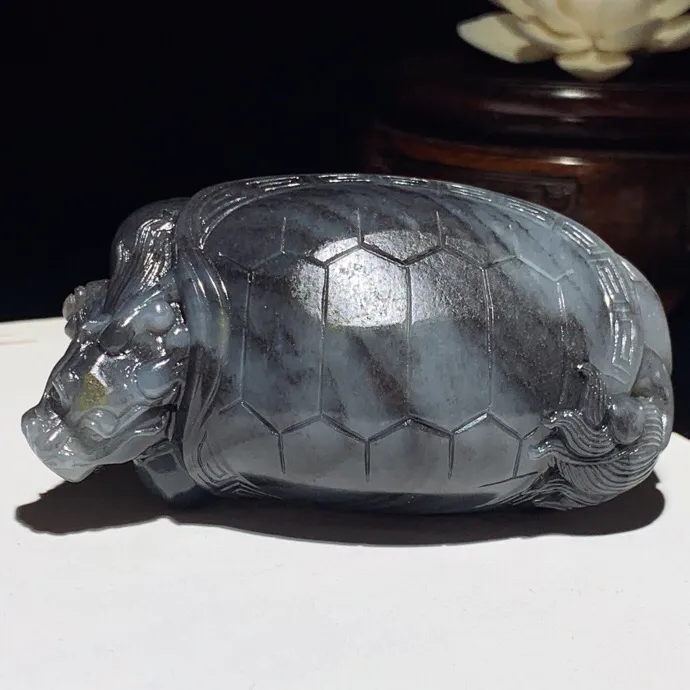 新疆和田玉籽料青花富贵长寿龙龟挂件。尺寸83/45/30重170.5克 无裂无杂 玉质细腻油润 底色纯净 脂粉好，品质好。lt251025