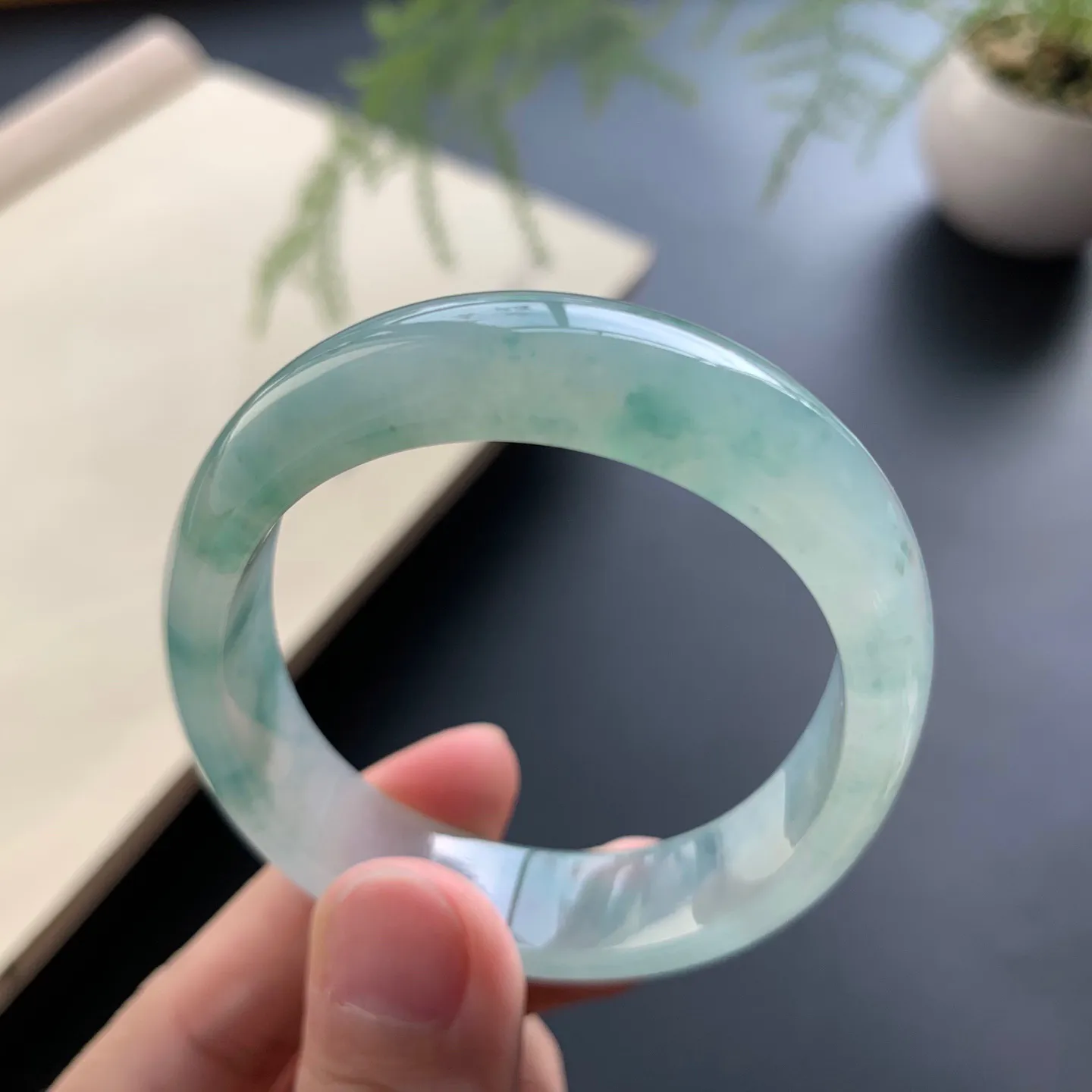 53.2圈口冰飘花贵妃手镯 尺寸：53.2-44-12.2-6，无纹裂，水润起胶，花色灵动