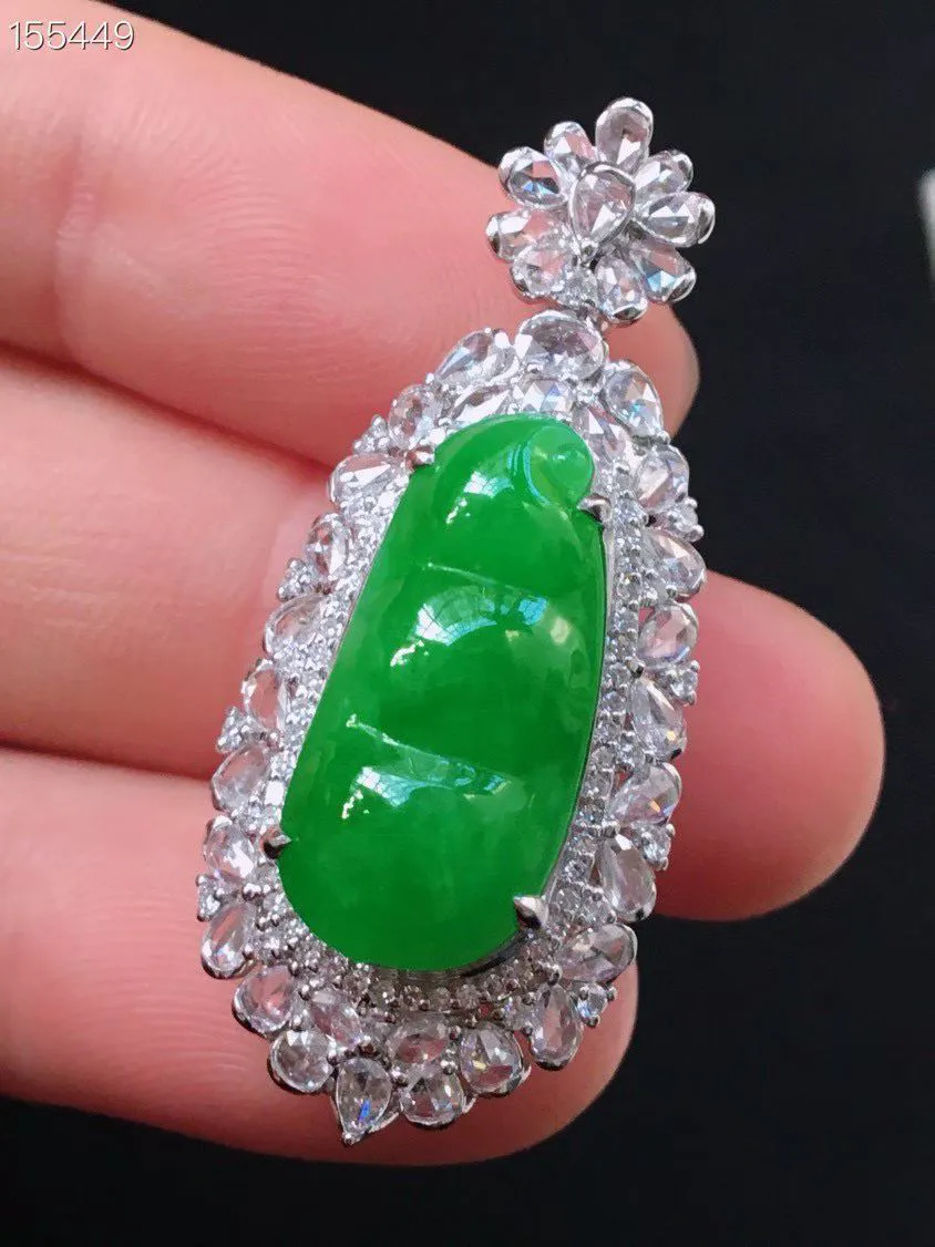 冰种阳绿福豆吊坠、真金真钻镶嵌，种水好，玉质细腻 .裸石尺寸 29.9*9.8