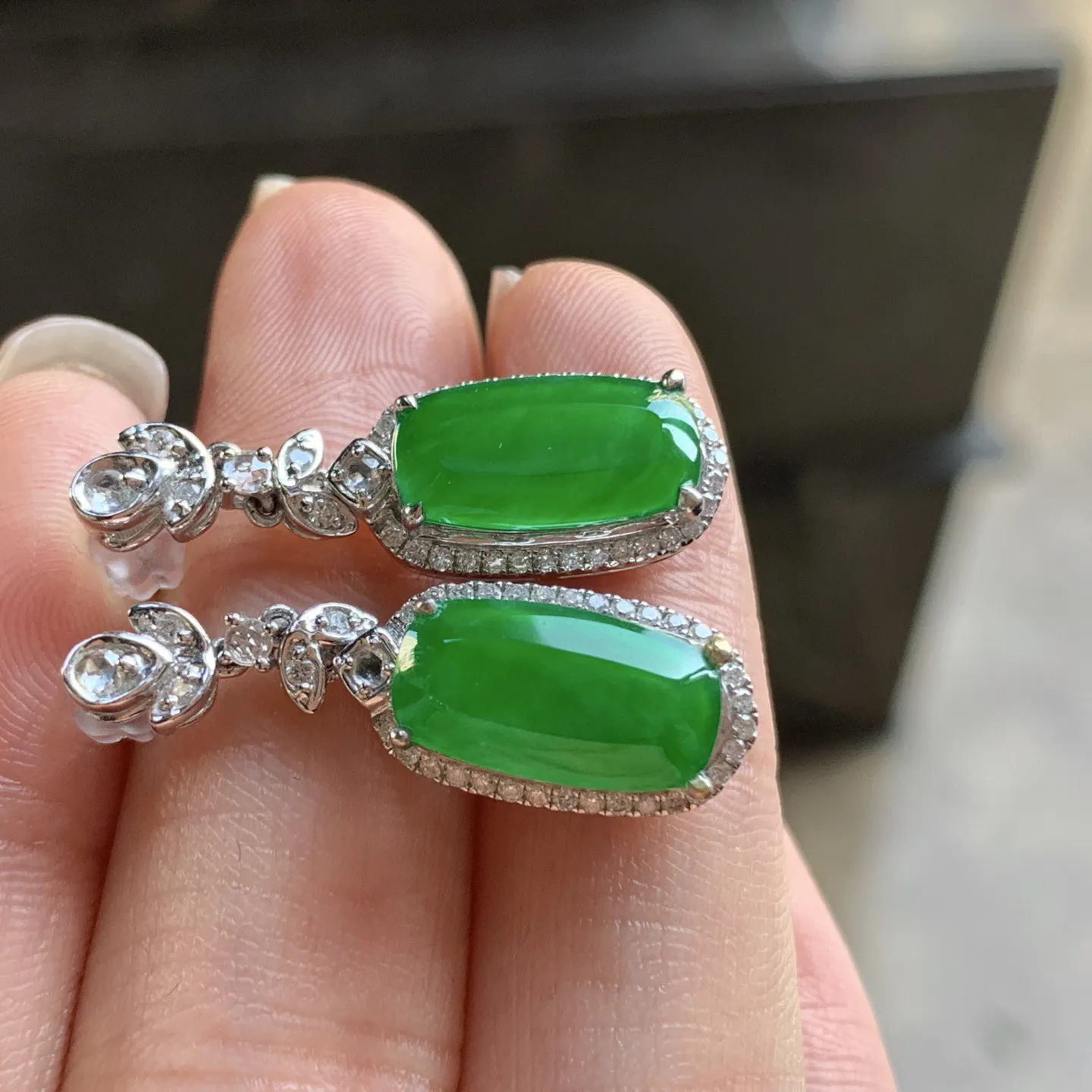 金钻镶嵌辣绿色耳坠^_^颜色浓郁 鲜艳