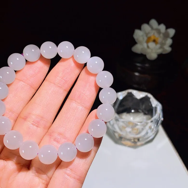 和田玉紫罗兰圆珠手串 。尺寸10重28克 玉质细腻油润  冰透水润  脂粉好，品质好。lt251025