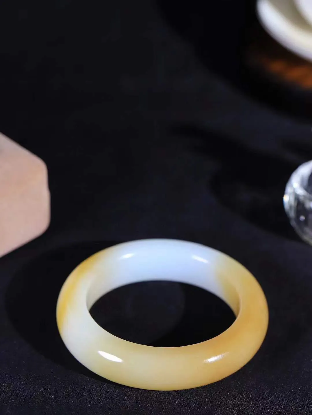 【暖玉生香·手镯】

收藏级和田玉糖白玉手镯，质地油润细腻，色泽高贵典雅，镯型古朴典雅。在诗情画意