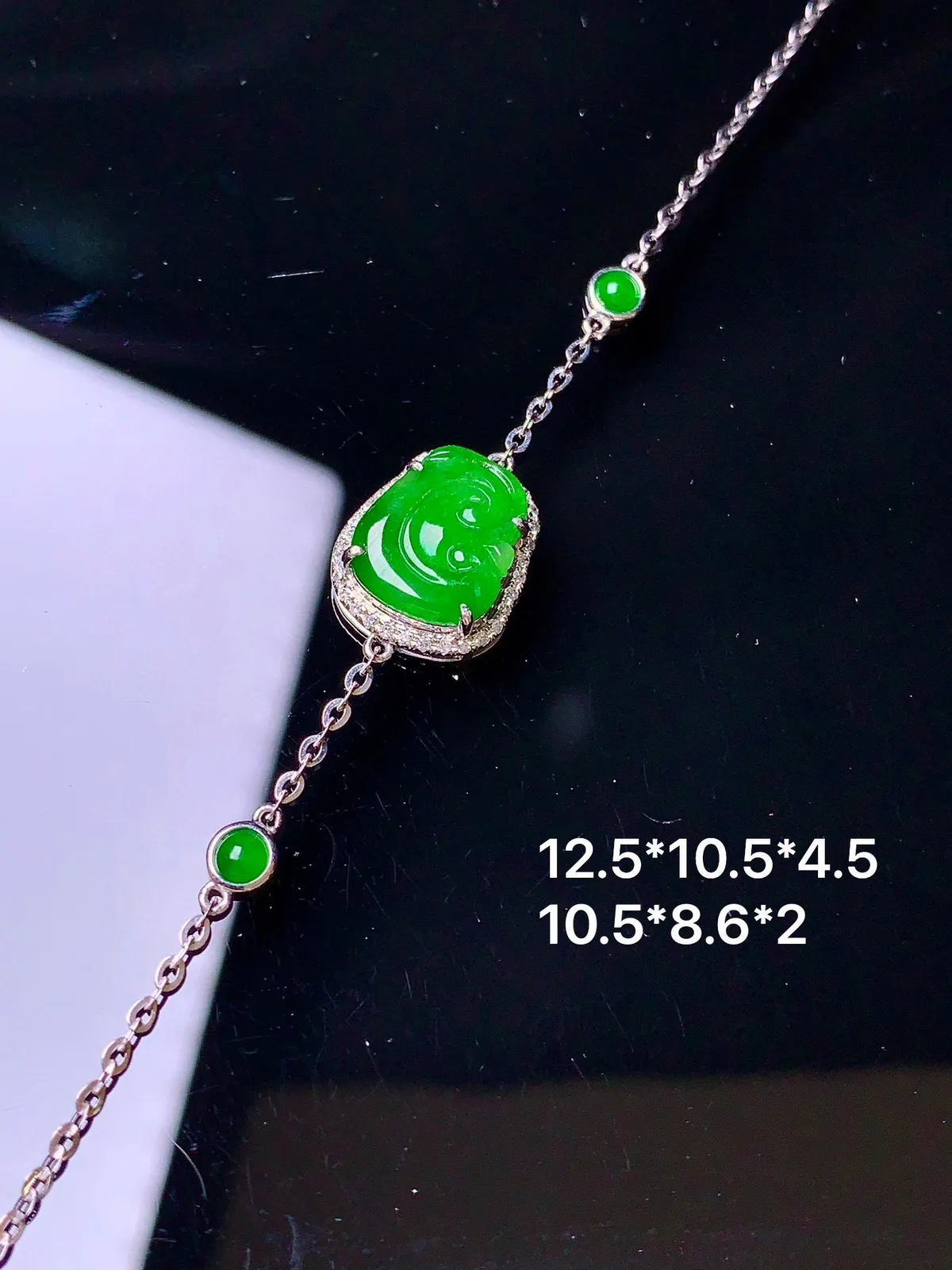 18k金镶嵌满绿如意手链 玉质细腻 色泽清新艳丽 整体尺寸12.5*10.5*4.5