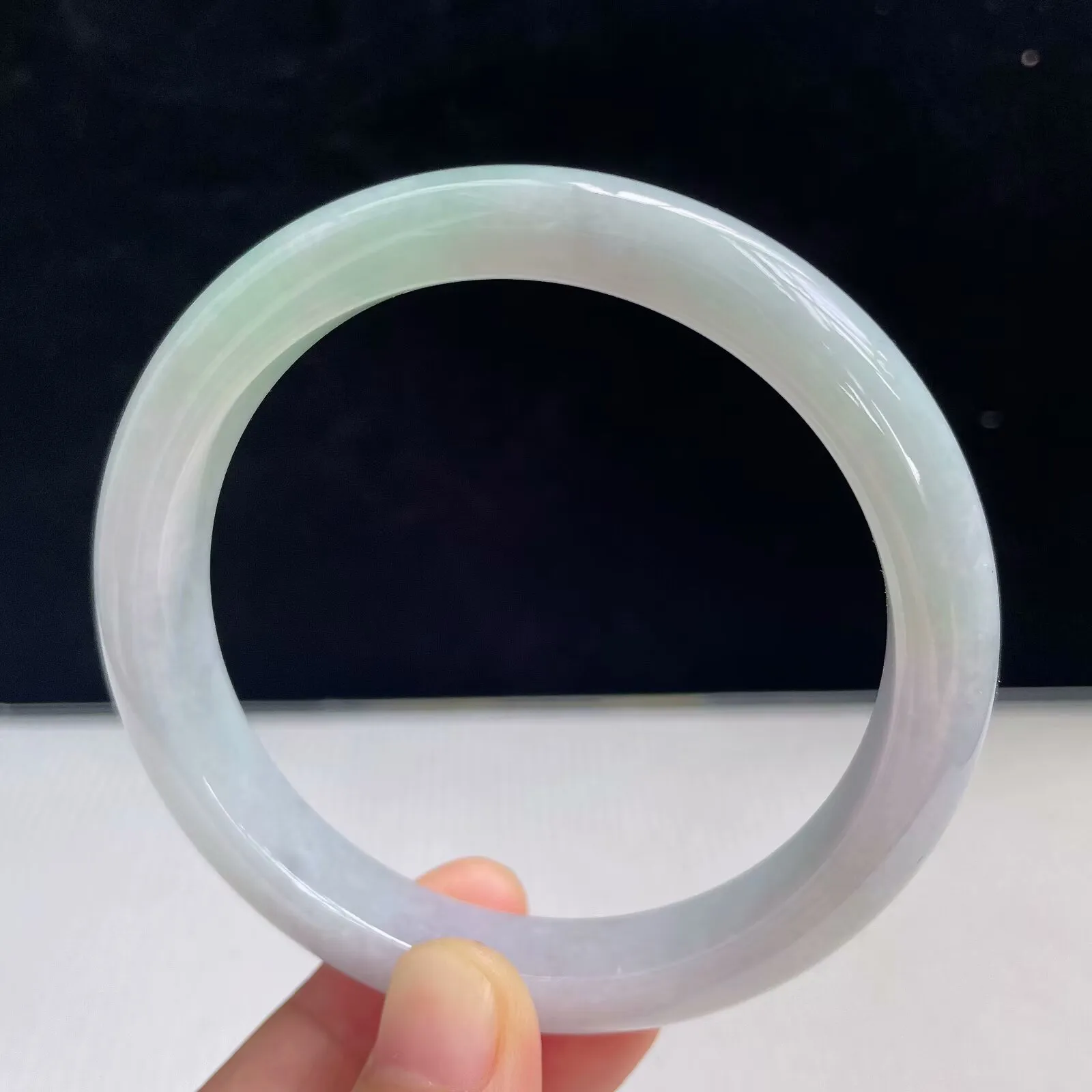 自然光拍摄天然翡翠A货飘绿好种水58mm正圈手镯 45.16克