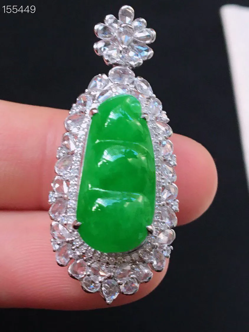 冰种阳绿福豆吊坠、真金真钻镶嵌，种水好，玉质细腻 .裸石尺寸 29.9*9.8