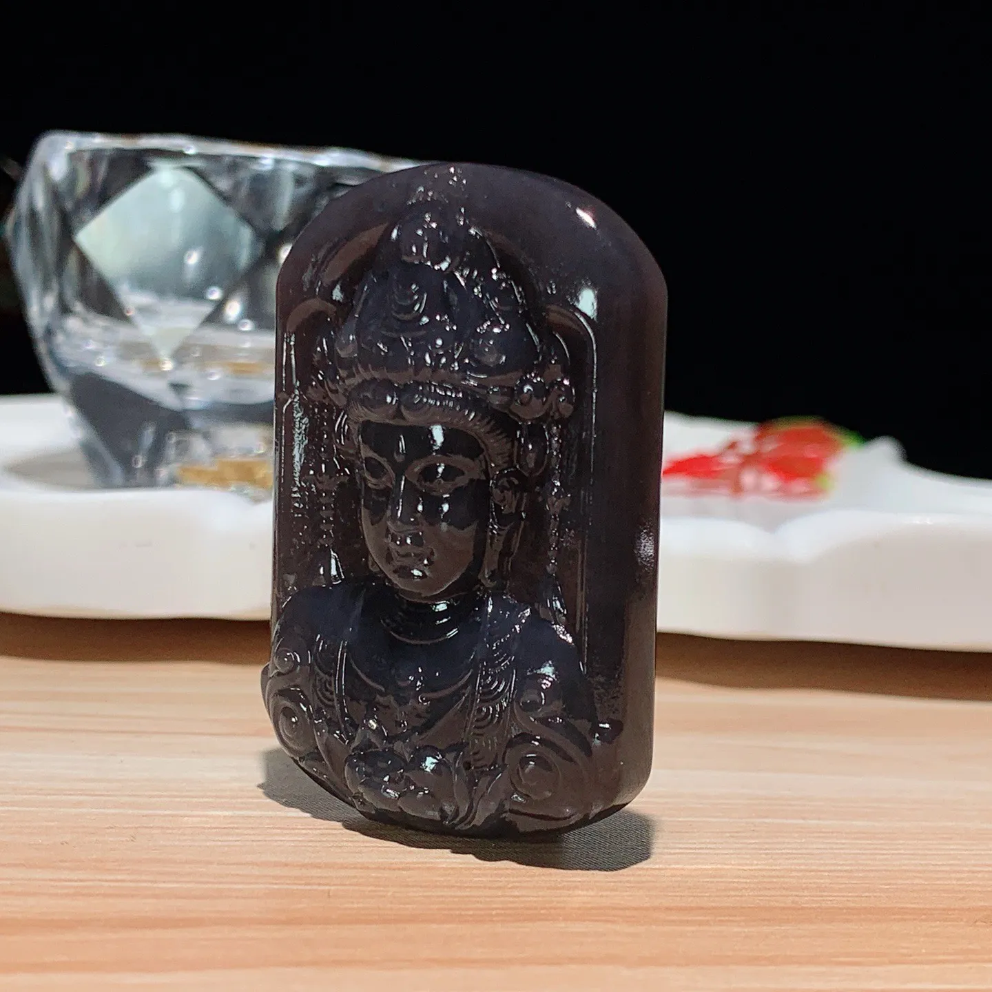 和田玉紫罗兰观音头牌子挂件。尺寸51/35/11重38克 无裂无杂 玉质细腻油润 底色纯净 脂粉好，品质好。lt251027