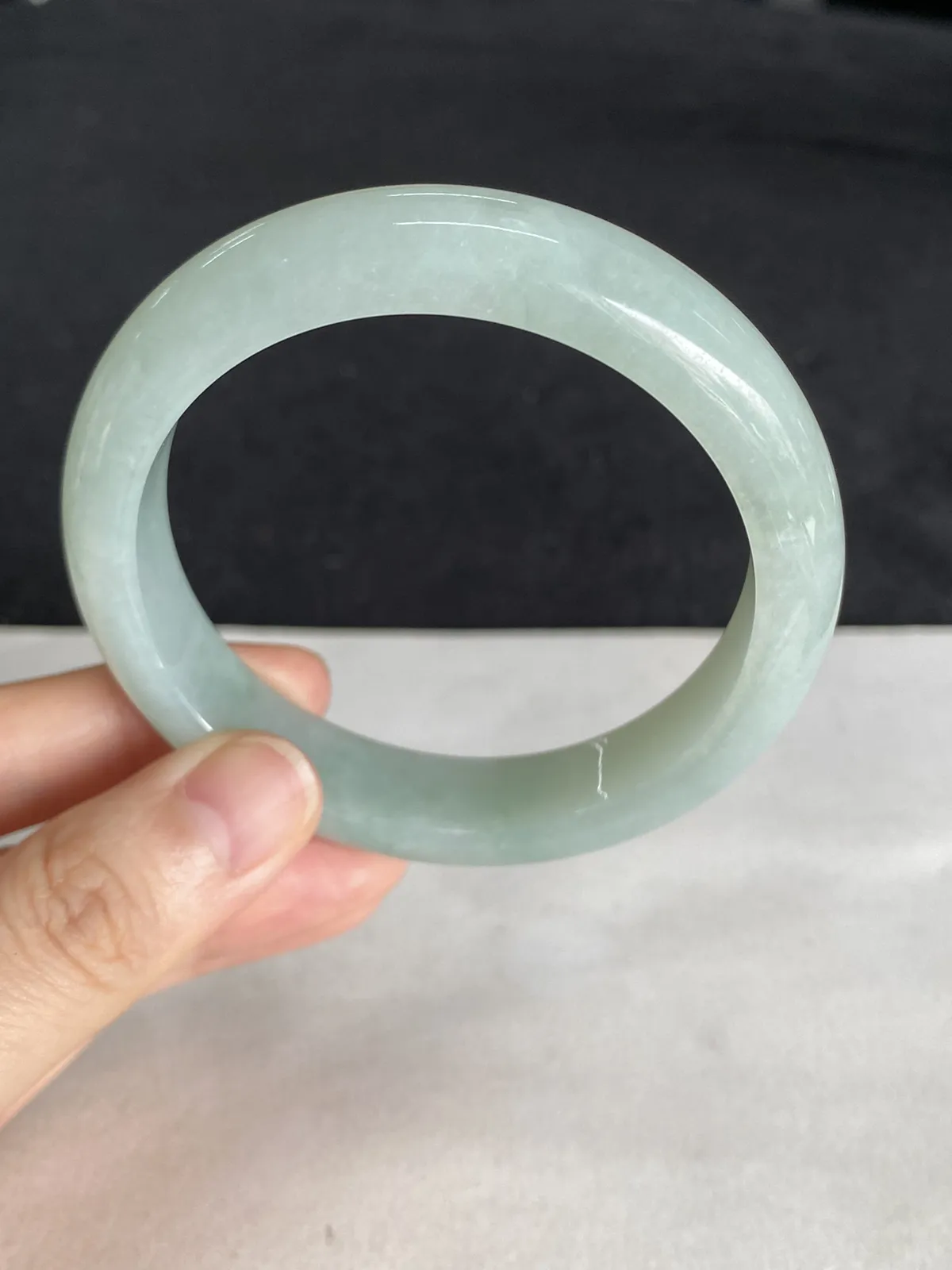 正圈54.9圈口，翡翠糯化种淡绿色手镯