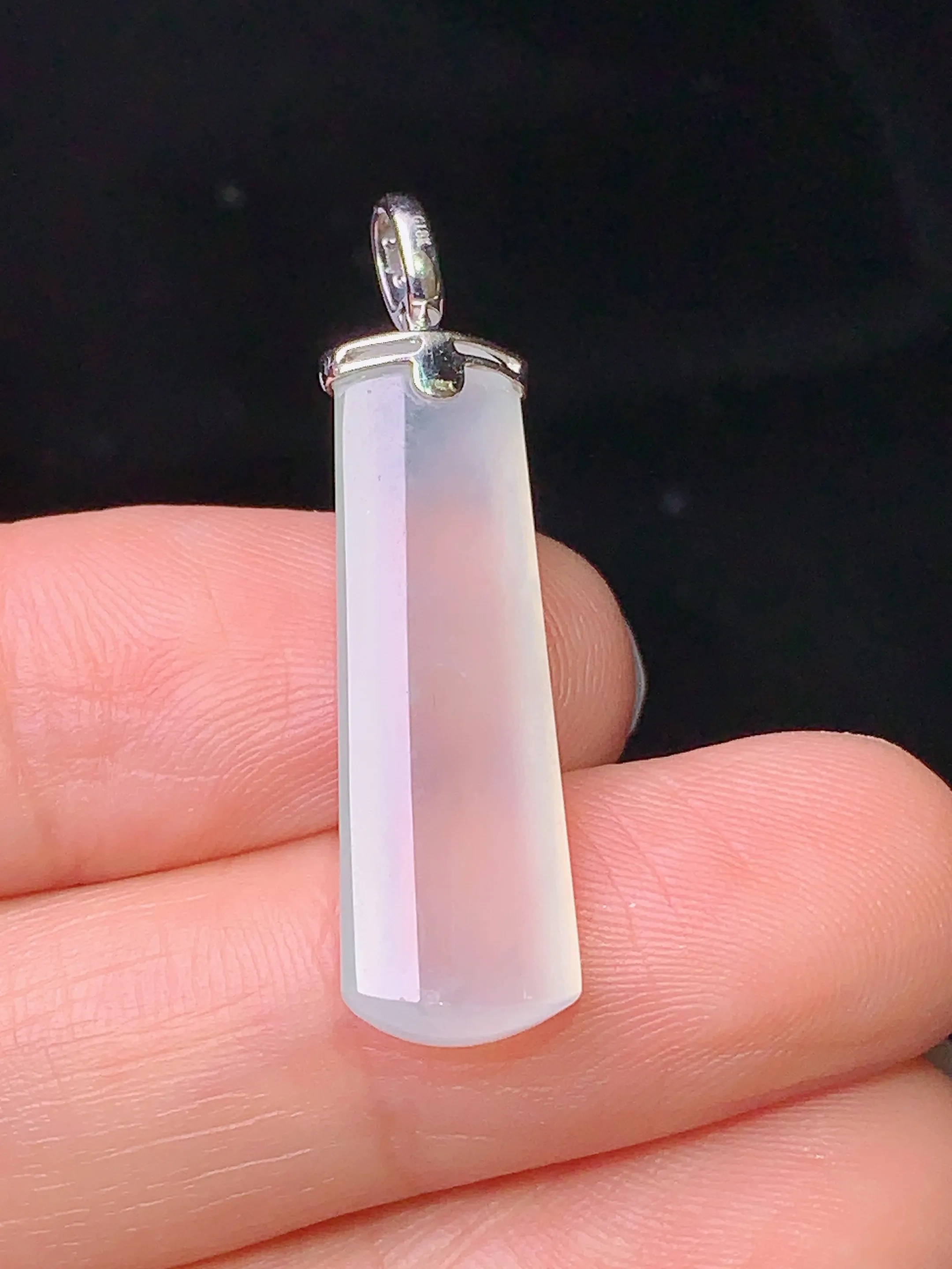 18k金钻镶嵌冰种玉柱吊坠 玉质细腻 水润亮眼  整体尺寸33*8.6*4.7
