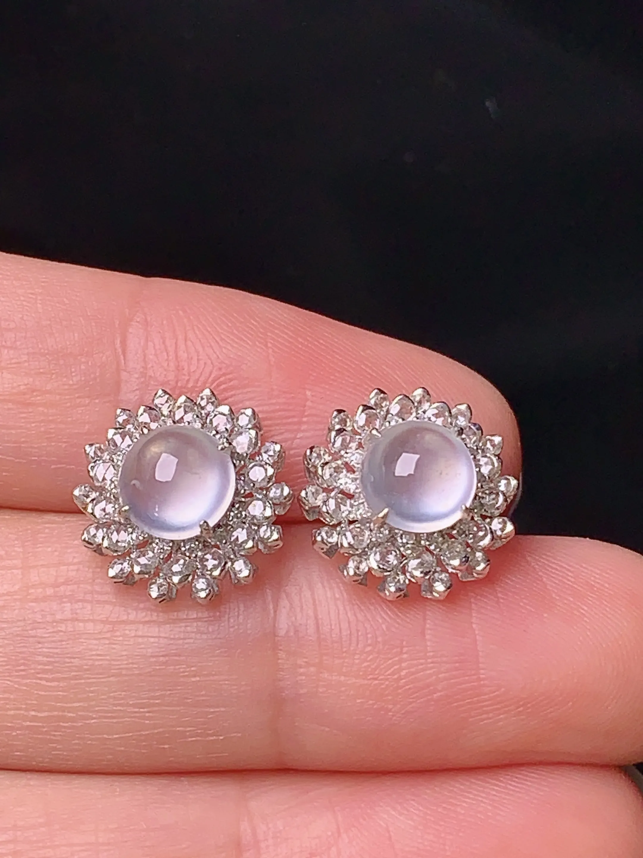 18k金钻镶嵌冰种蛋面耳钉 玉质细腻 水润亮眼  整体尺寸12*7.5