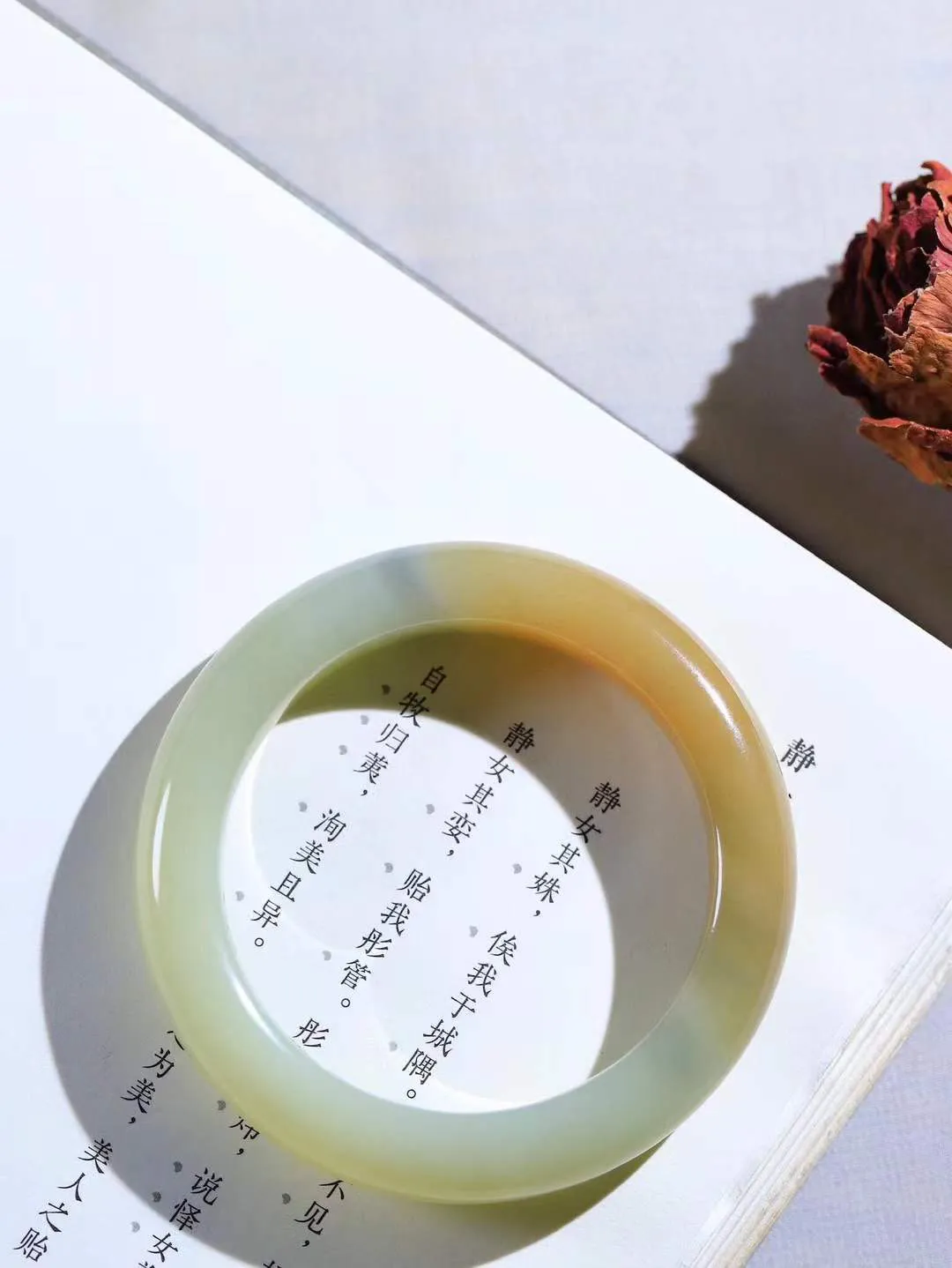 （柔情似水.手镯）

精品和田玉三色手镯，玉质温润细腻，镯型饱满圆润，优雅知性，姽婳于幽静兮，又婆娑乎人间，经典款型，古朴典雅。极具灵性，腕间风情，风姿卓越。 重64克    内径55mm 尺寸12.4-10.2mm   781042841T