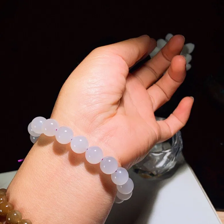 和田玉紫罗兰圆珠手串 。尺寸10重28克 玉质细腻油润  冰透水润  脂粉好，品质好。lt251025