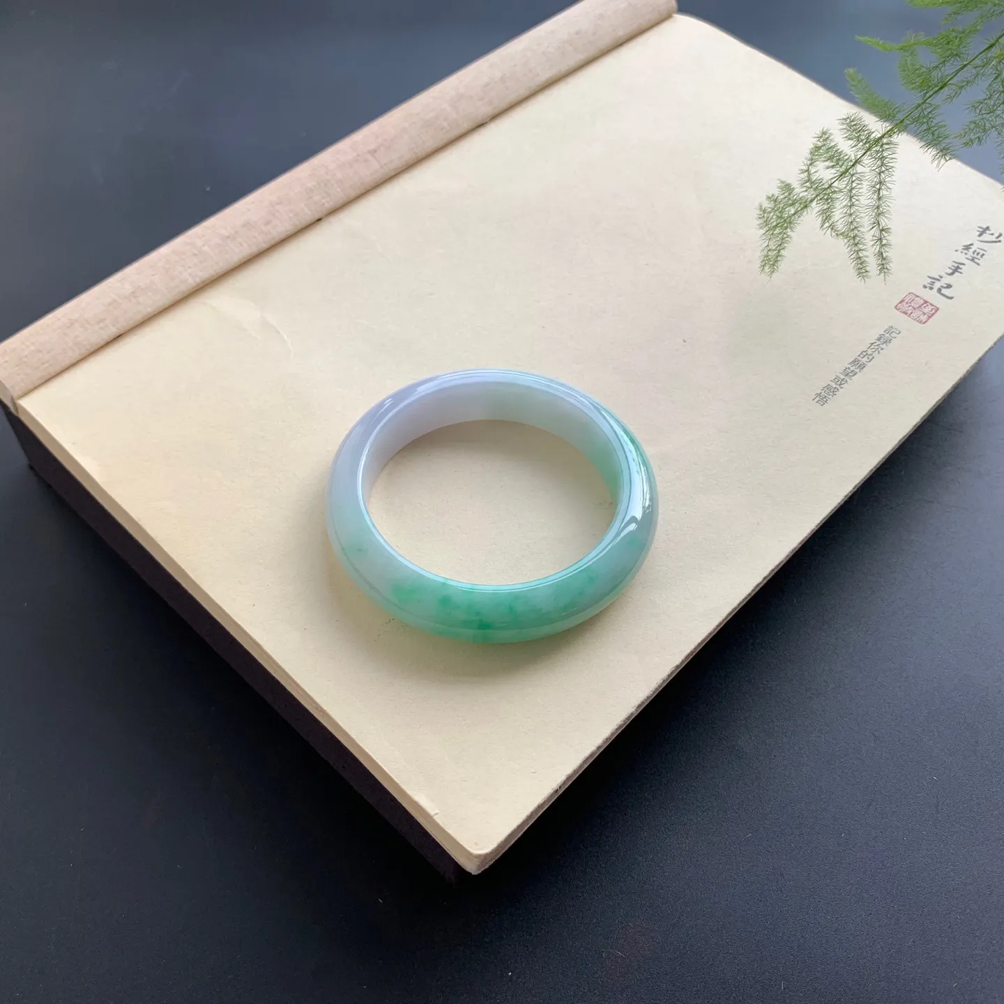 55.5圈口飘绿正圈手镯 尺寸：55.5-13-9.3，无纹裂，细腻光滑，色辣靓丽