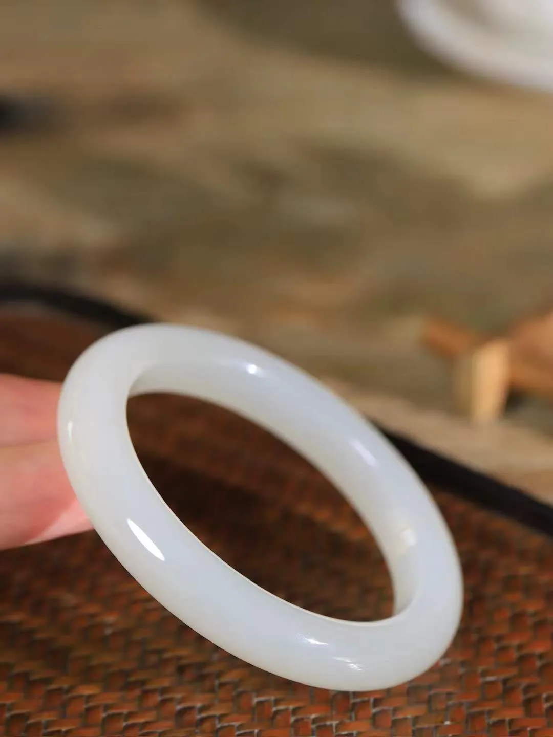 【花样年华·手镯】

精品和田玉白玉手镯，质地油润细腻，色泽高贵典雅，镯型古朴典雅。在诗情画意的雨巷相遇，你是我腕间的一抹风情，有你眸有深情，清风荡漾湖间静水，我愿俯身低眉，在烟波涟漪处，寻你深情倩影。
重52.8克  尺寸55.5-11-9.5mm   751062854A