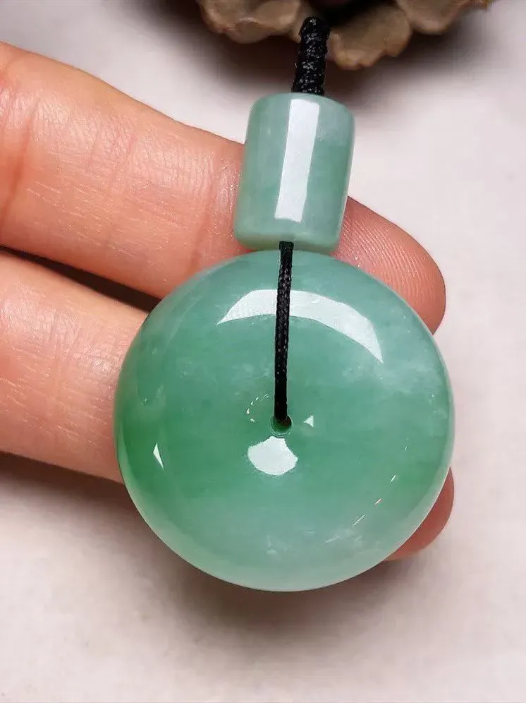 冰糯种飘绿【平安扣】吊坠，种水好，玉质细腻 ，卖相好‘