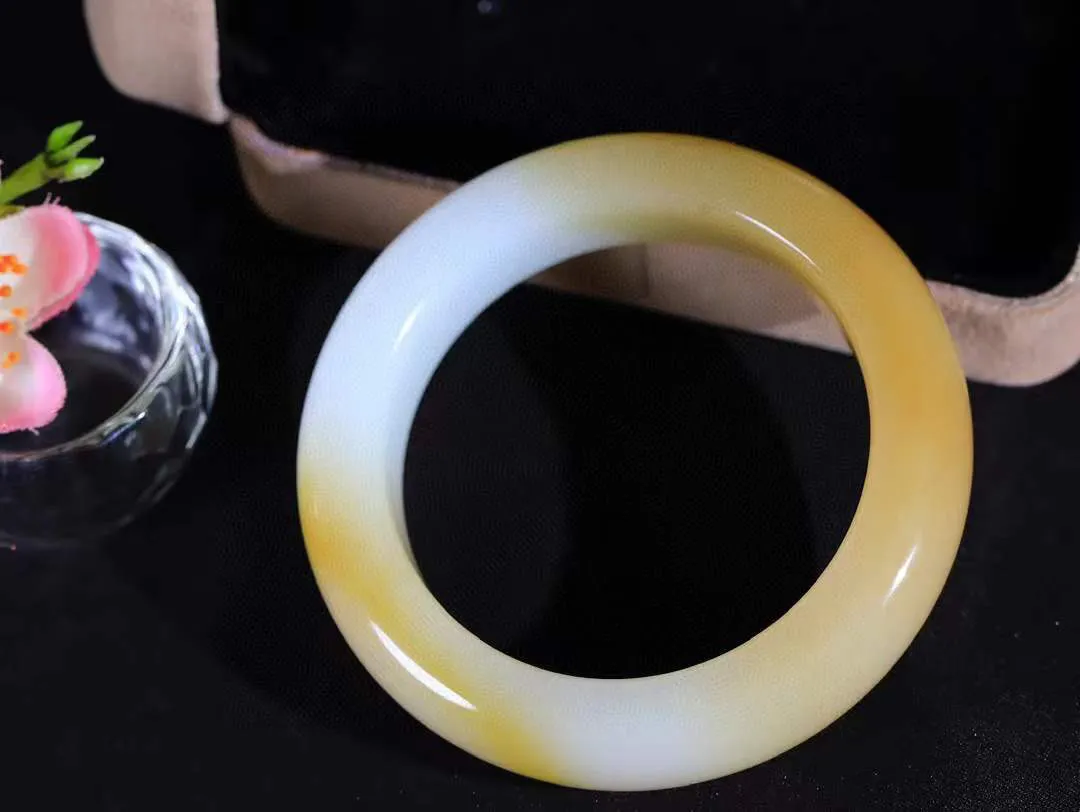 【暖玉生香·手镯】

收藏级和田玉糖白玉手镯，质地油润细腻，色泽高贵典雅，镯型古朴典雅。在诗情画意的雨巷相遇，你是我腕间的一抹风情，有你眸有深情，清风荡漾湖间静水，我愿俯身低眉，在烟波涟漪处，寻你深情倩影。内径52.5mm尺寸13.8-10.6mm重75.2克  691052851T