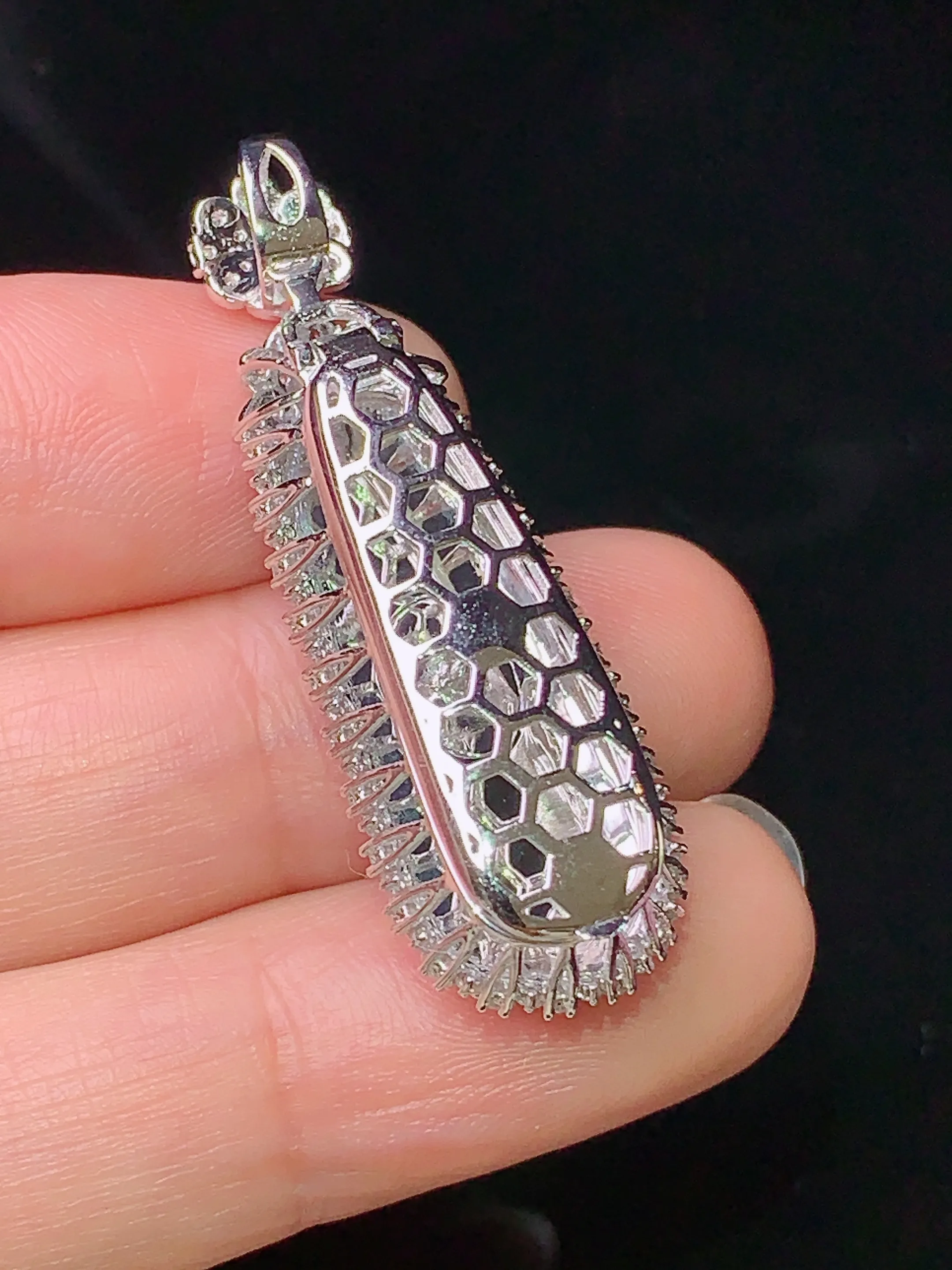 18k金钻镶嵌翠绿四季豆吊坠 玉质细腻 水润亮眼 色泽艳丽 整体尺寸39*13*12