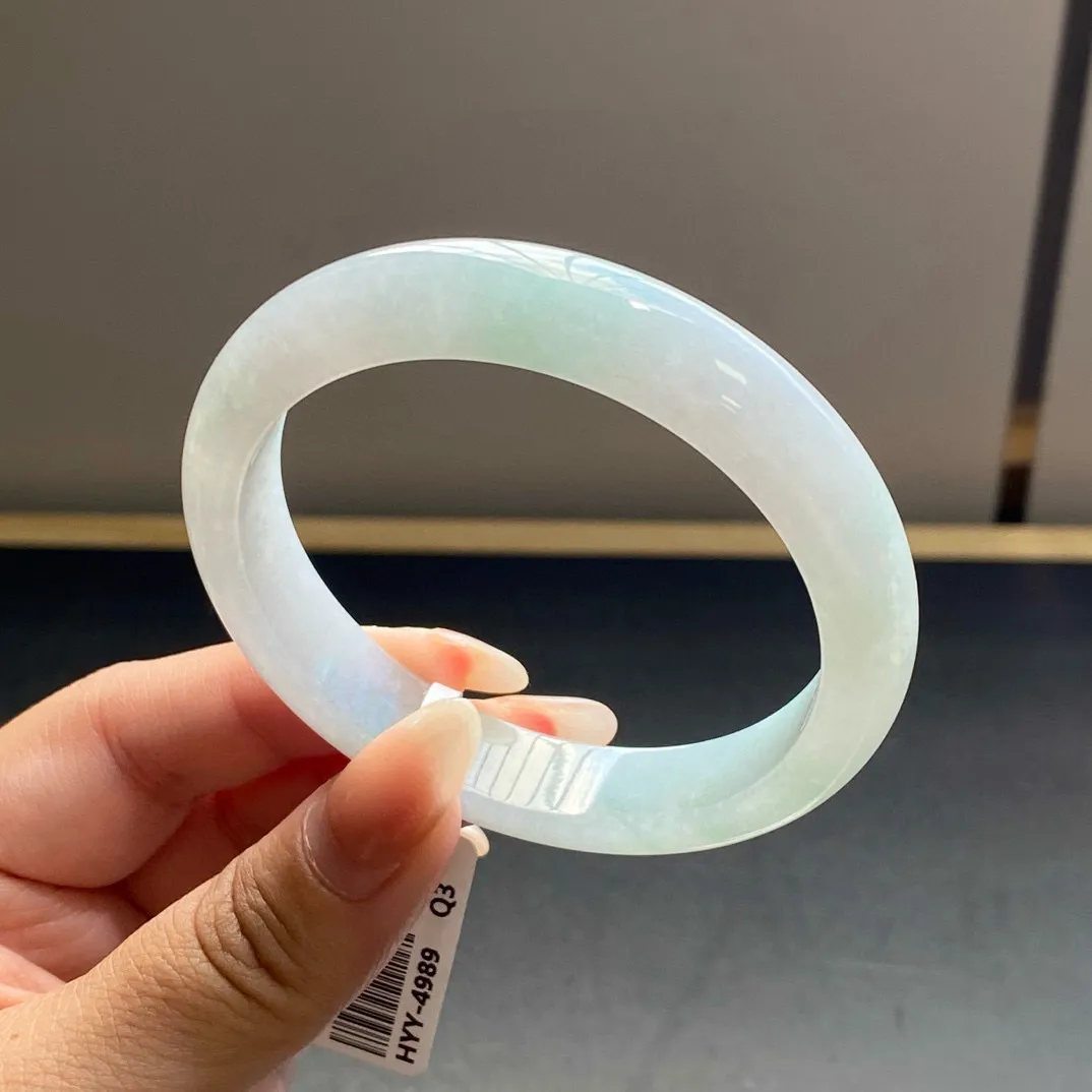 成品冰飘绿手镯
尺寸：57.5-12-7.5