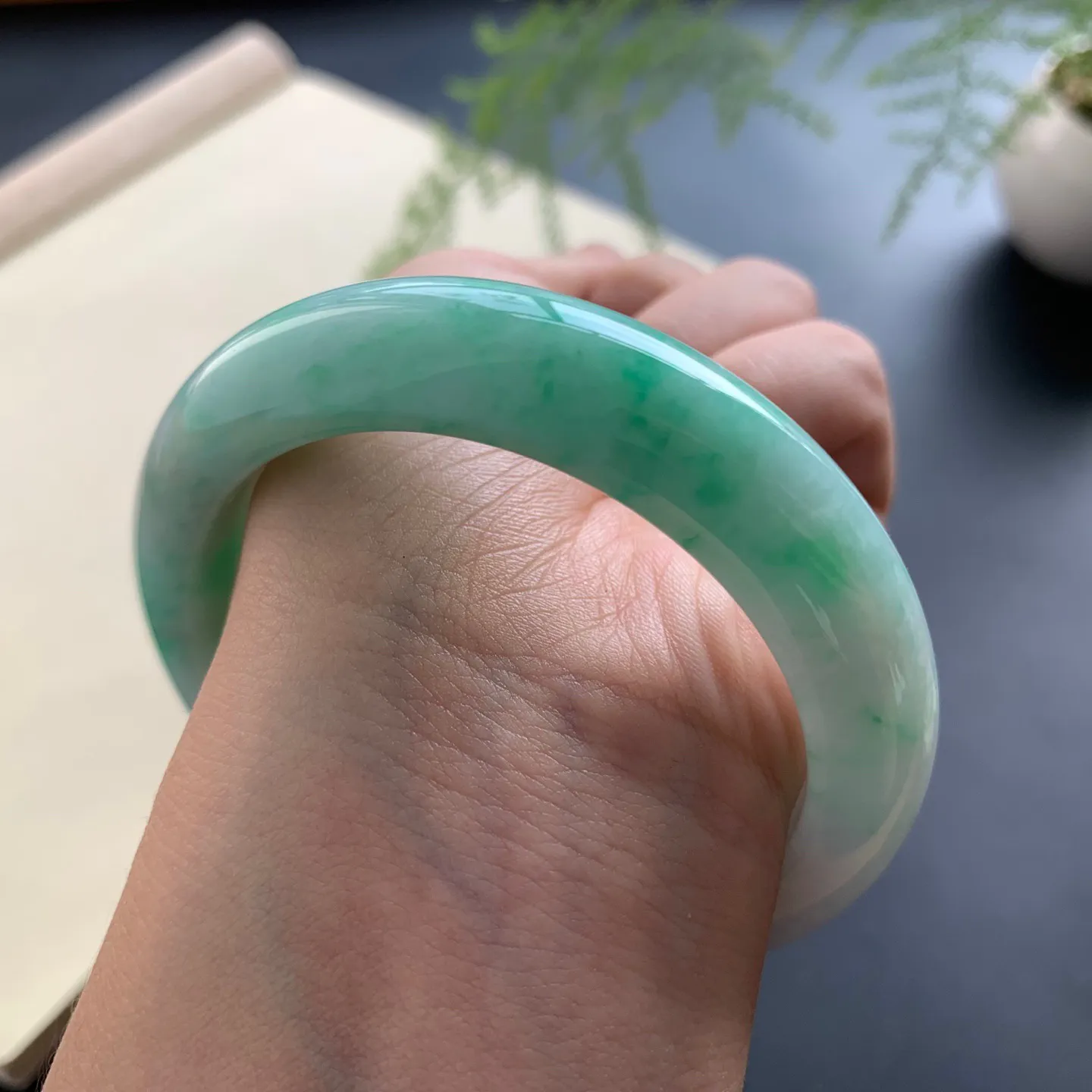 55.5圈口飘绿正圈手镯 尺寸：55.5-13-9.3，无纹裂，细腻光滑，色辣靓丽