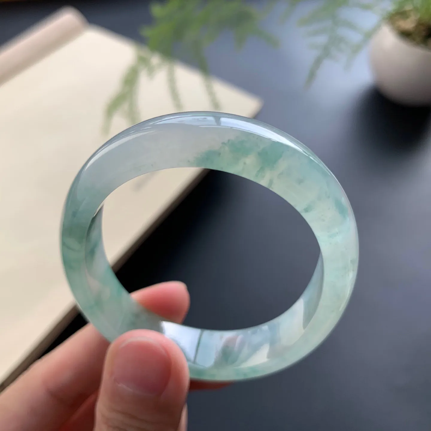 53.2圈口冰飘花贵妃手镯 尺寸：53.2-44-12.2-6，无纹裂，水润起胶，花色灵动