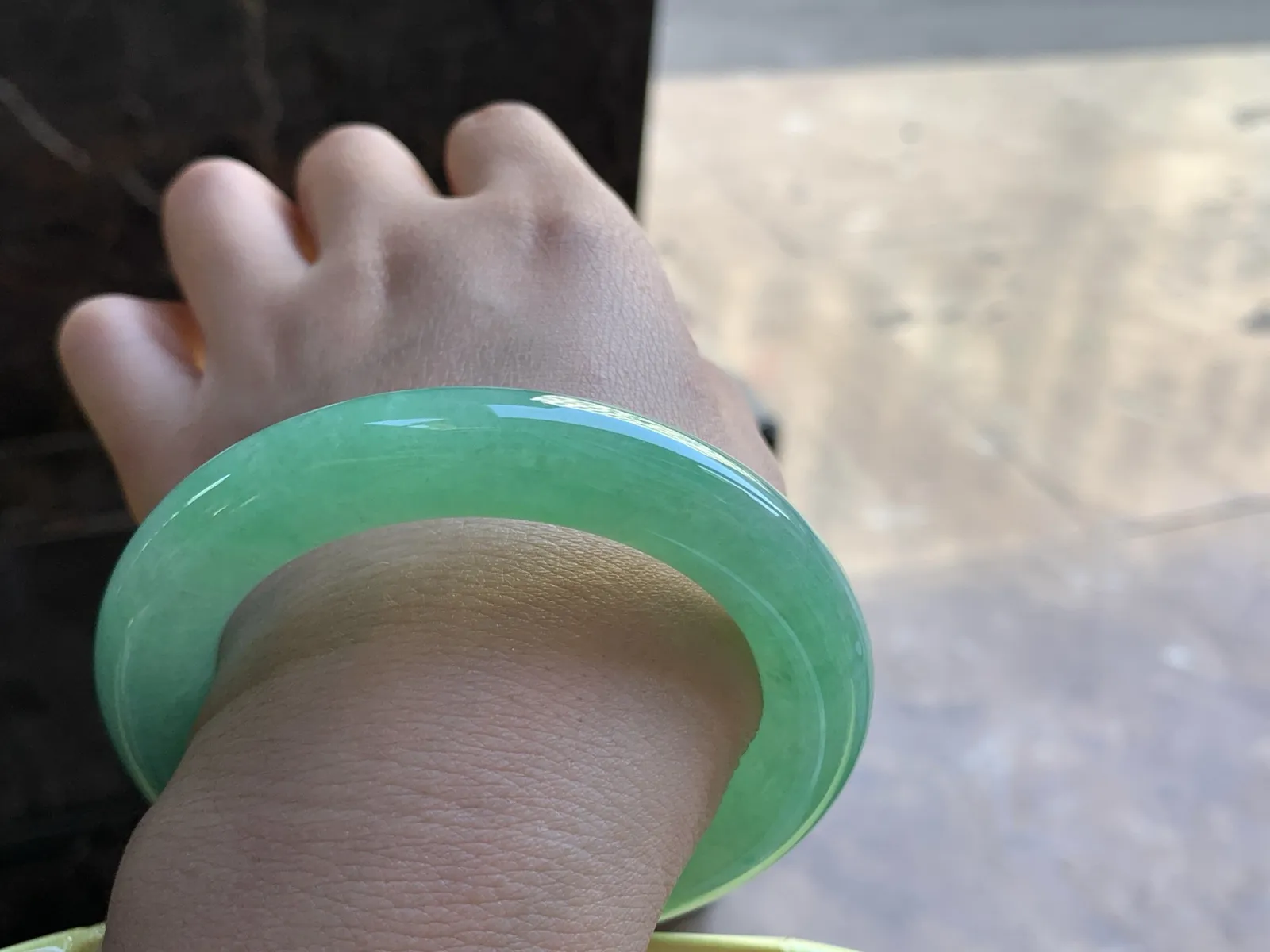 55.5-11.8

阳绿色圆条手镯^_^色阳 玉质温润