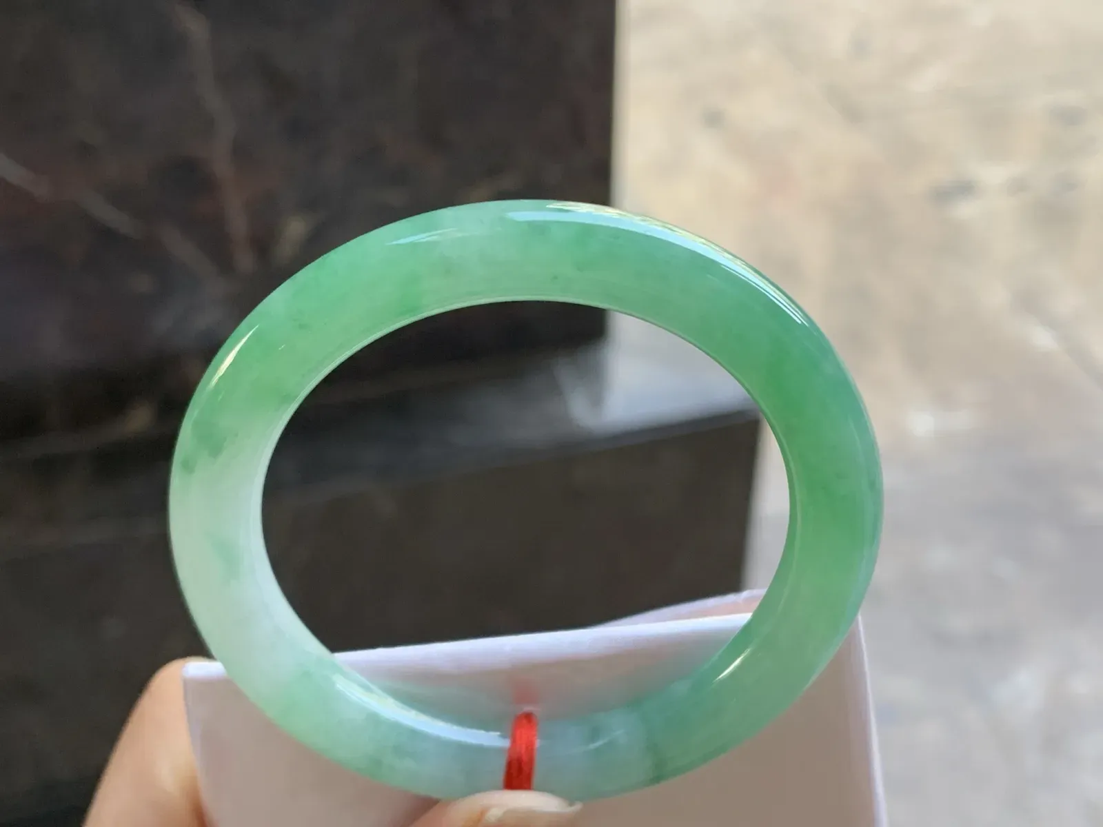 51.5-8.8

阳绿色圆条手镯^_^色阳 玉质温润