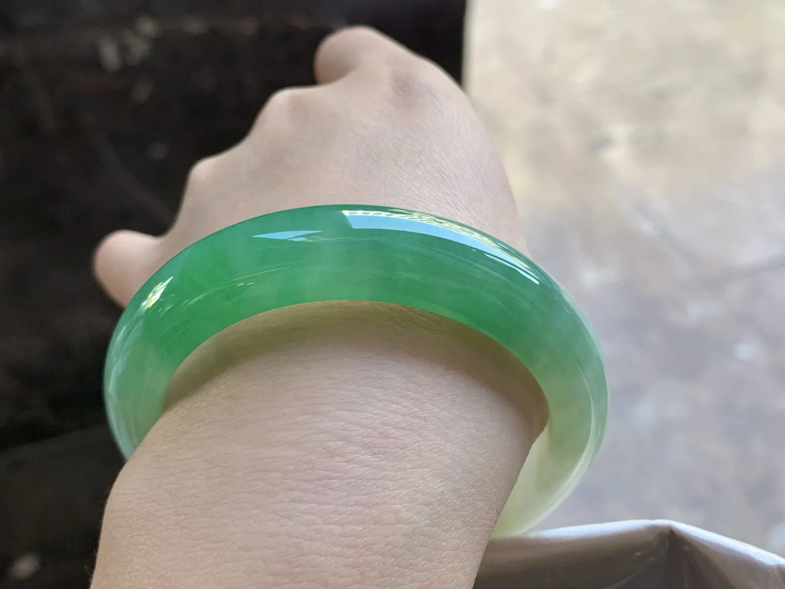 55-12.8-8.9

阳绿色手镯^_^颜色鲜艳 种水足