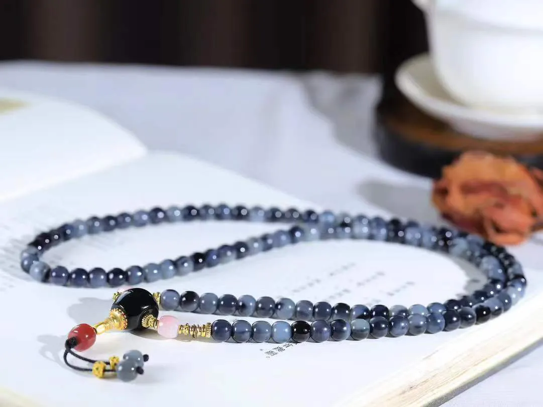 【籽.链.108】

新疆和田青花籽料老型珠108挂链 玉质温润细腻 油性十足 佩戴舒适。珠珠落玉盘