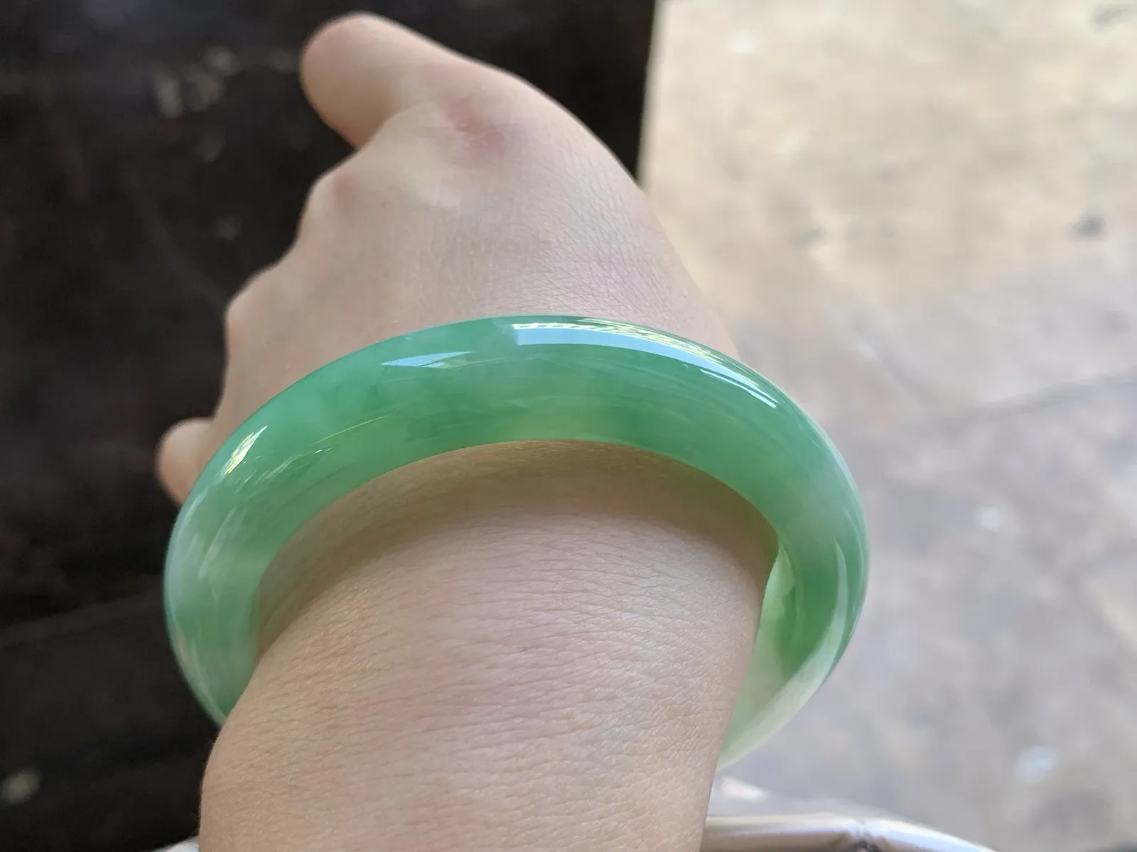 56.5-12.5-8.8

阳绿色手镯^_^玉质温润 色阳细腻