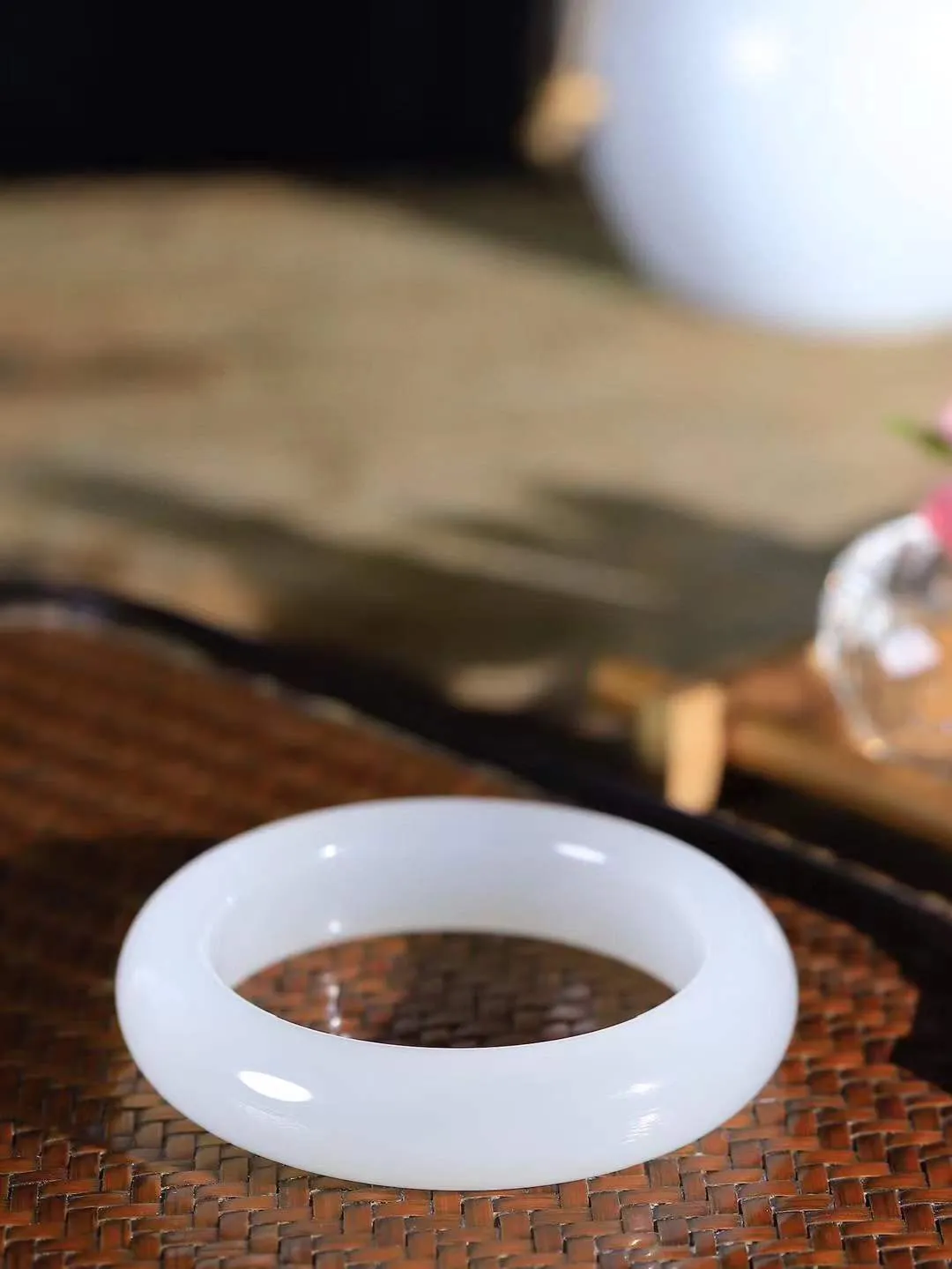 【情有独钟.手镯】

收藏级和田玉白玉手镯 玉质温润细腻 油性十足 手感舒适，高华雅逸，线条流畅，简约大气，美自天成，素雅高贵。佩戴于腕间，婉约之美，举手投足间透出那低调奢华。重64.8克 内径50mm 尺寸14-10mm   FDT-791052895